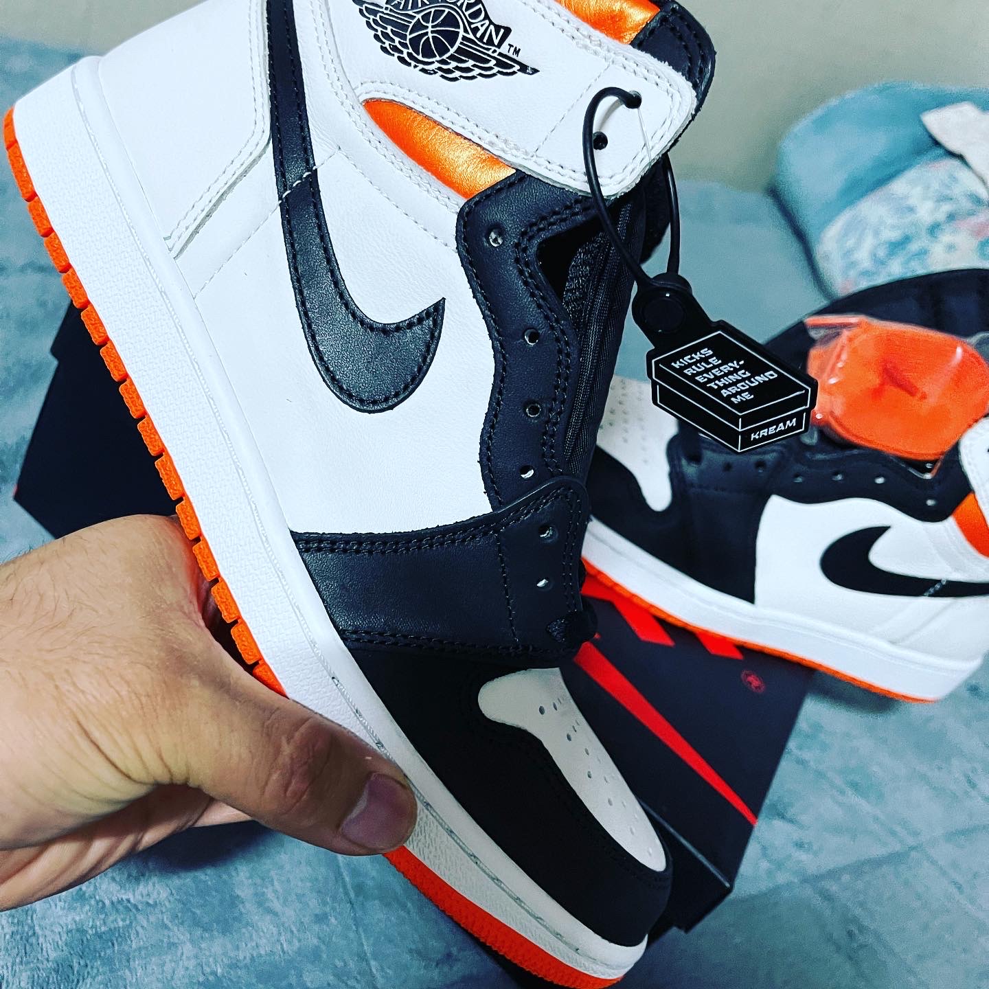 Jordan 1 Retro High OG Electro Orange 착용 스타일 - 2