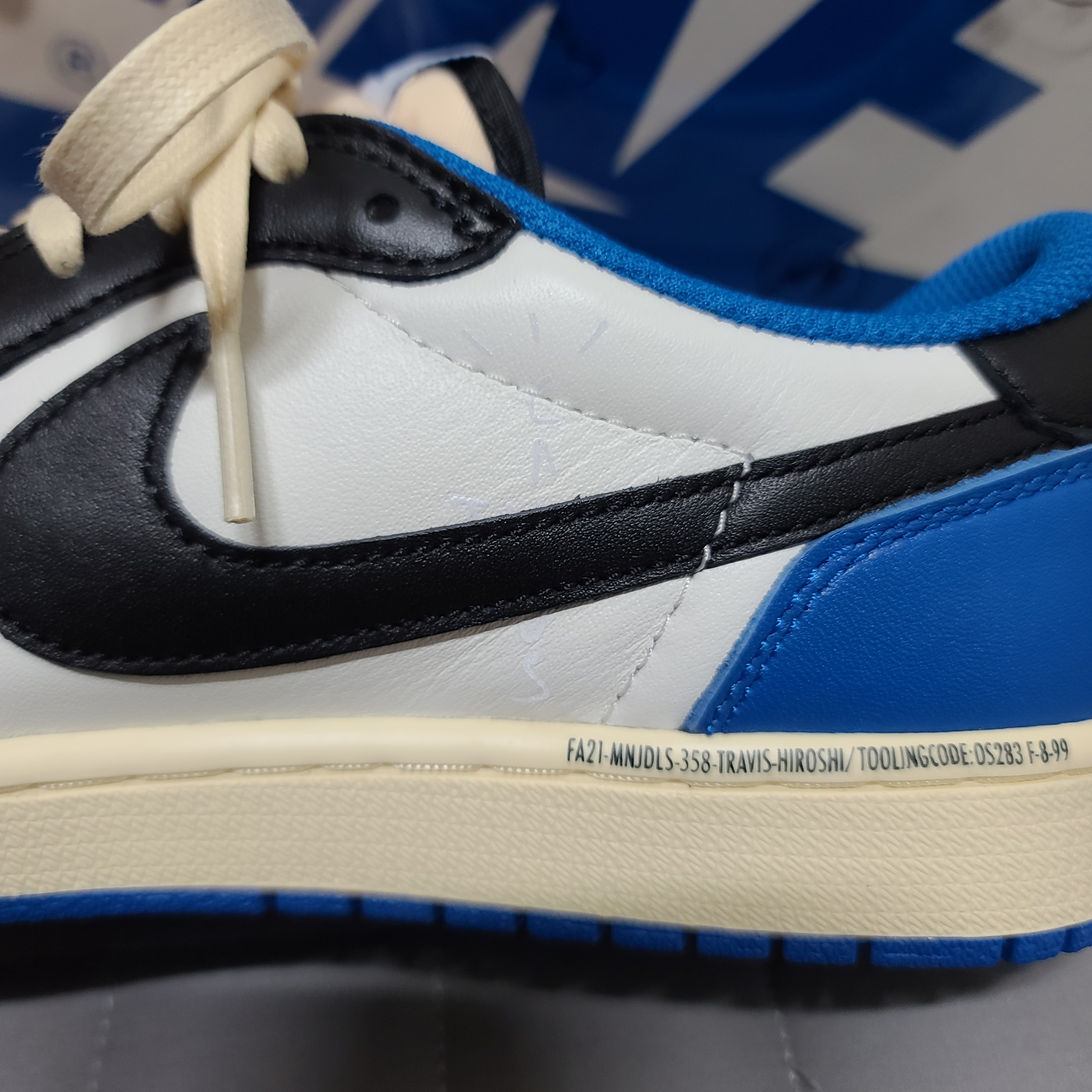 Jordan 1 x Travis Scott x Fragment Retro Low OG SP Military Blue 착용 스타일 - 4