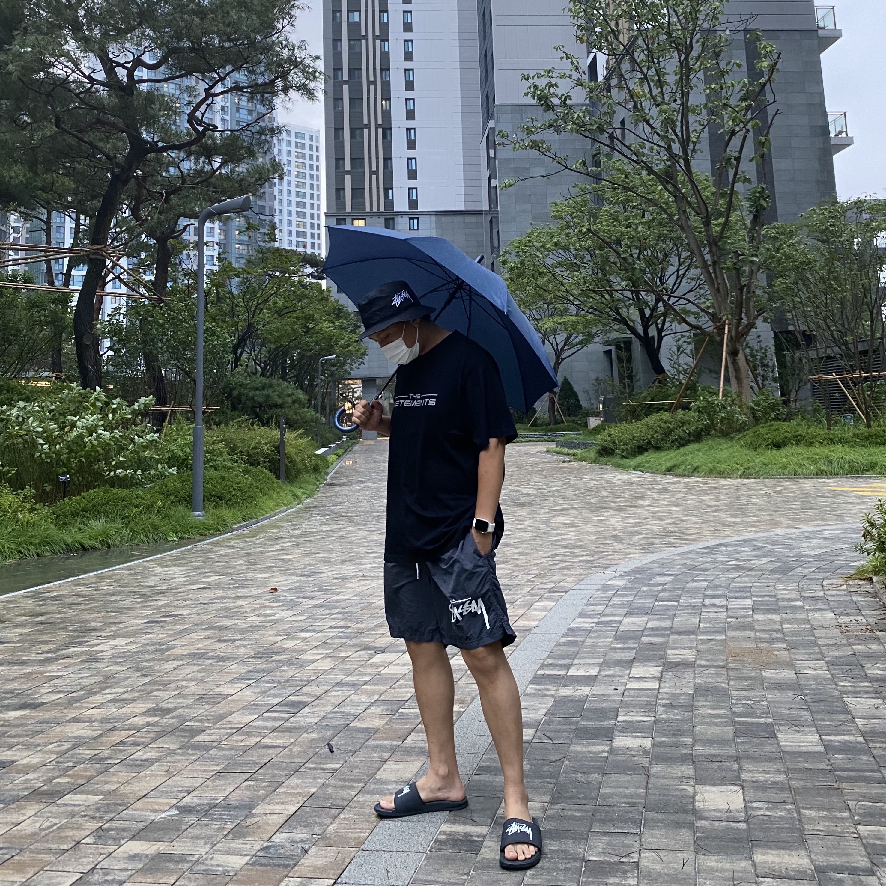 Nike x Stussy Water Shorts Off Noir, Nike x Stussy Benassi Slide Off Noir 착용 스타일