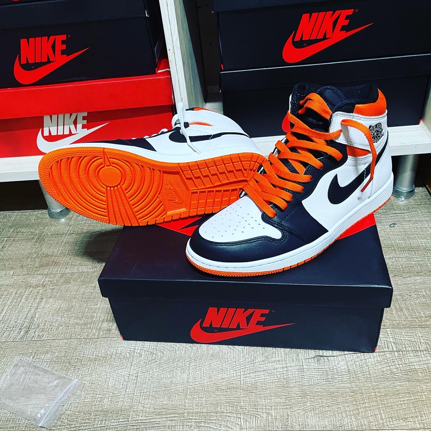 Jordan 1 Retro High OG Electro Orange 착용 스타일 - 4