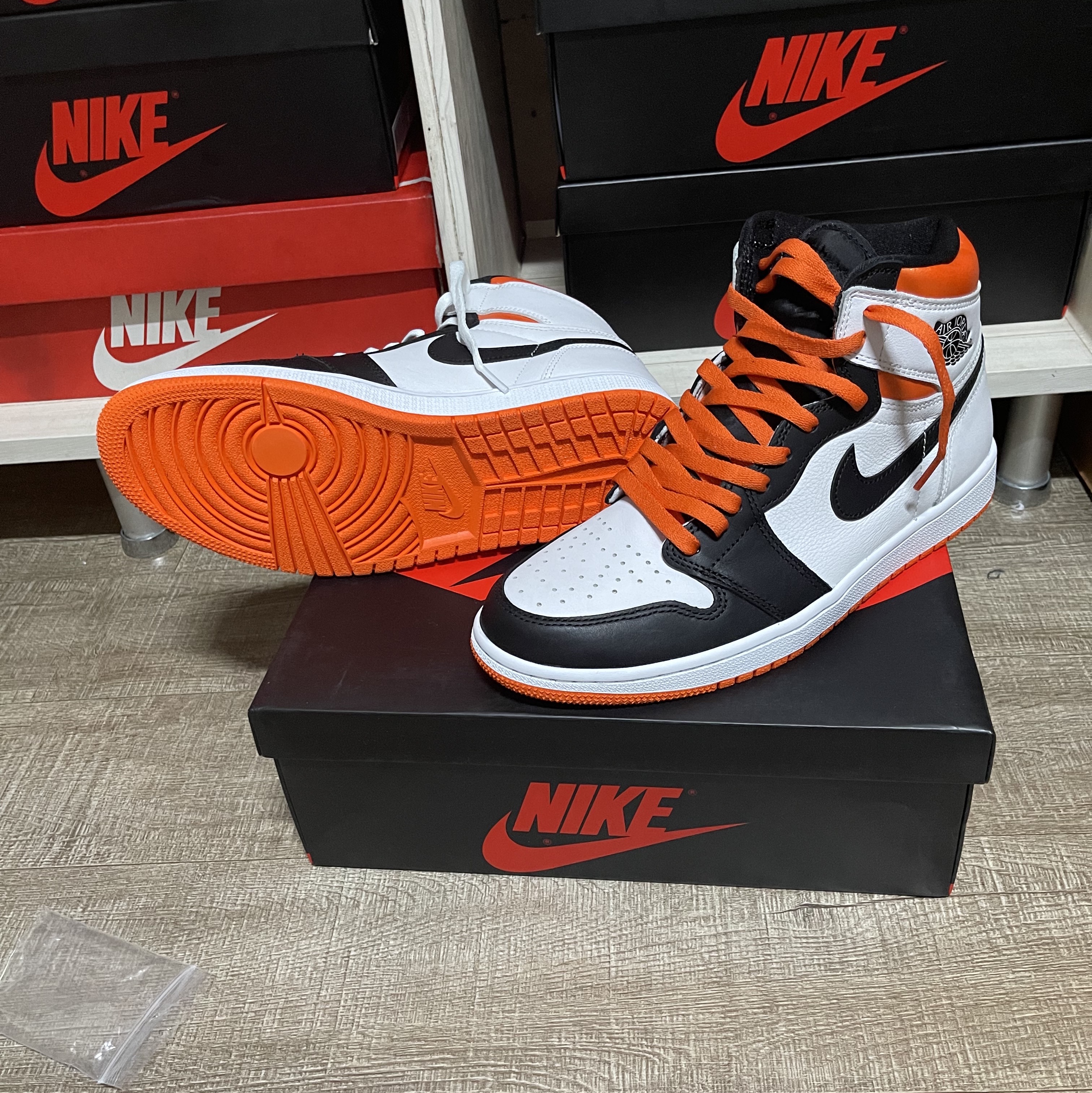 Jordan 1 Retro High OG Electro Orange 착용 스타일 - 5