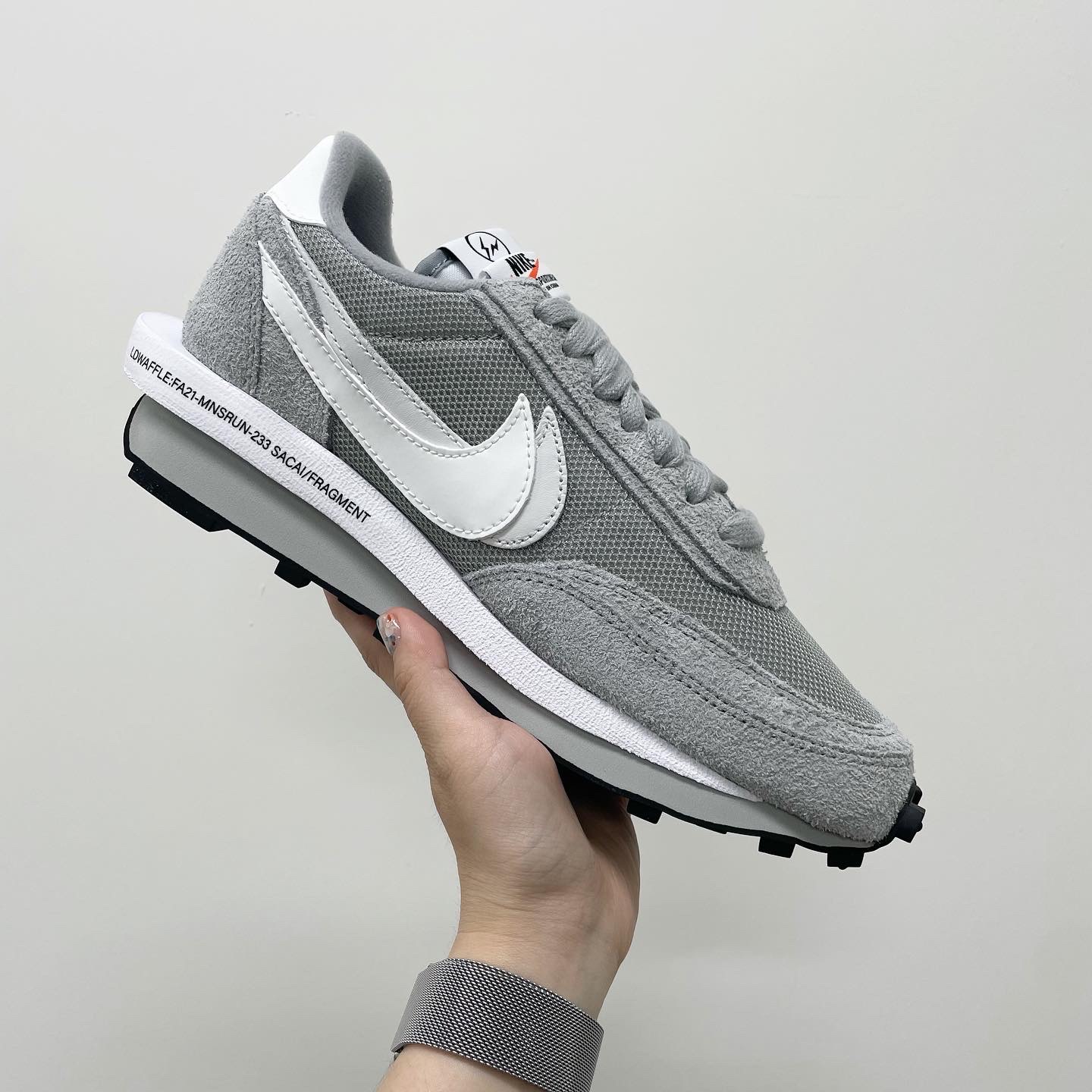 Nike x Sacai x Fragment LDWaffle Light Smoke Grey 착용 스타일 - 5