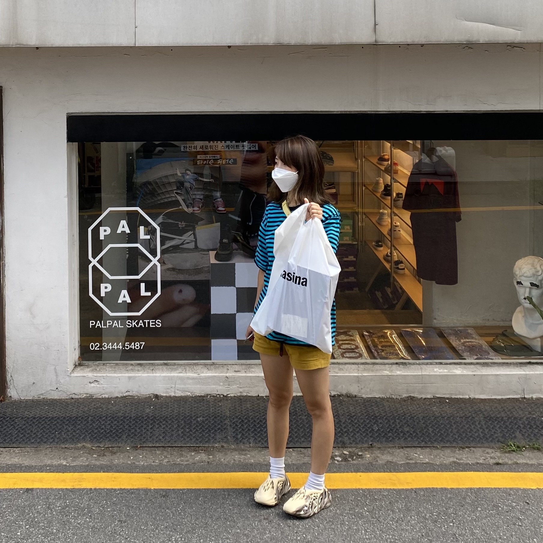 Adidas Yeezy Foam RNNR MX Cream Clay 착용 스타일