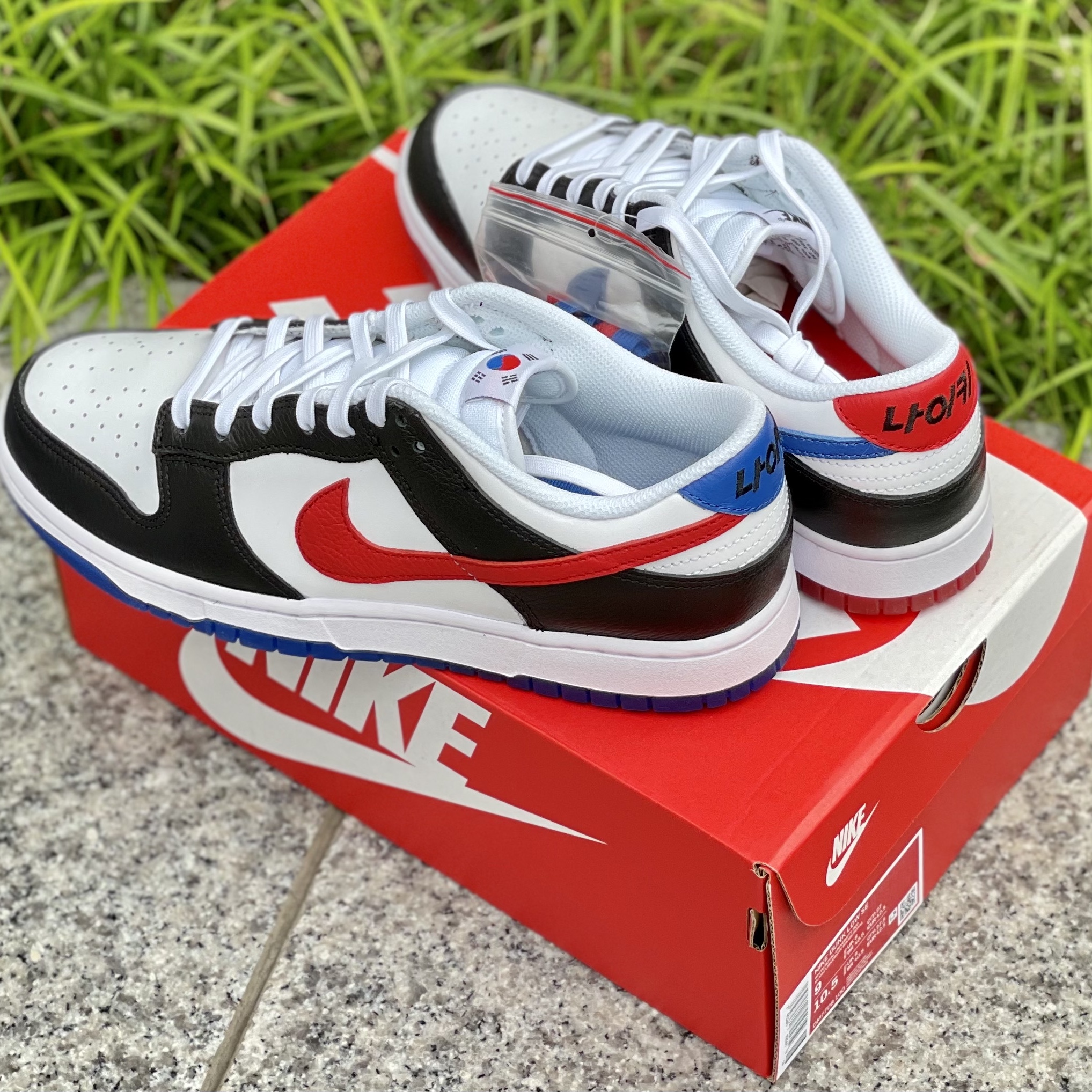 Nike Dunk Low SE Seoul, (GS) Jordan 1 Retro High OG CO.JP Midnight Navy 착용 스타일 - 2