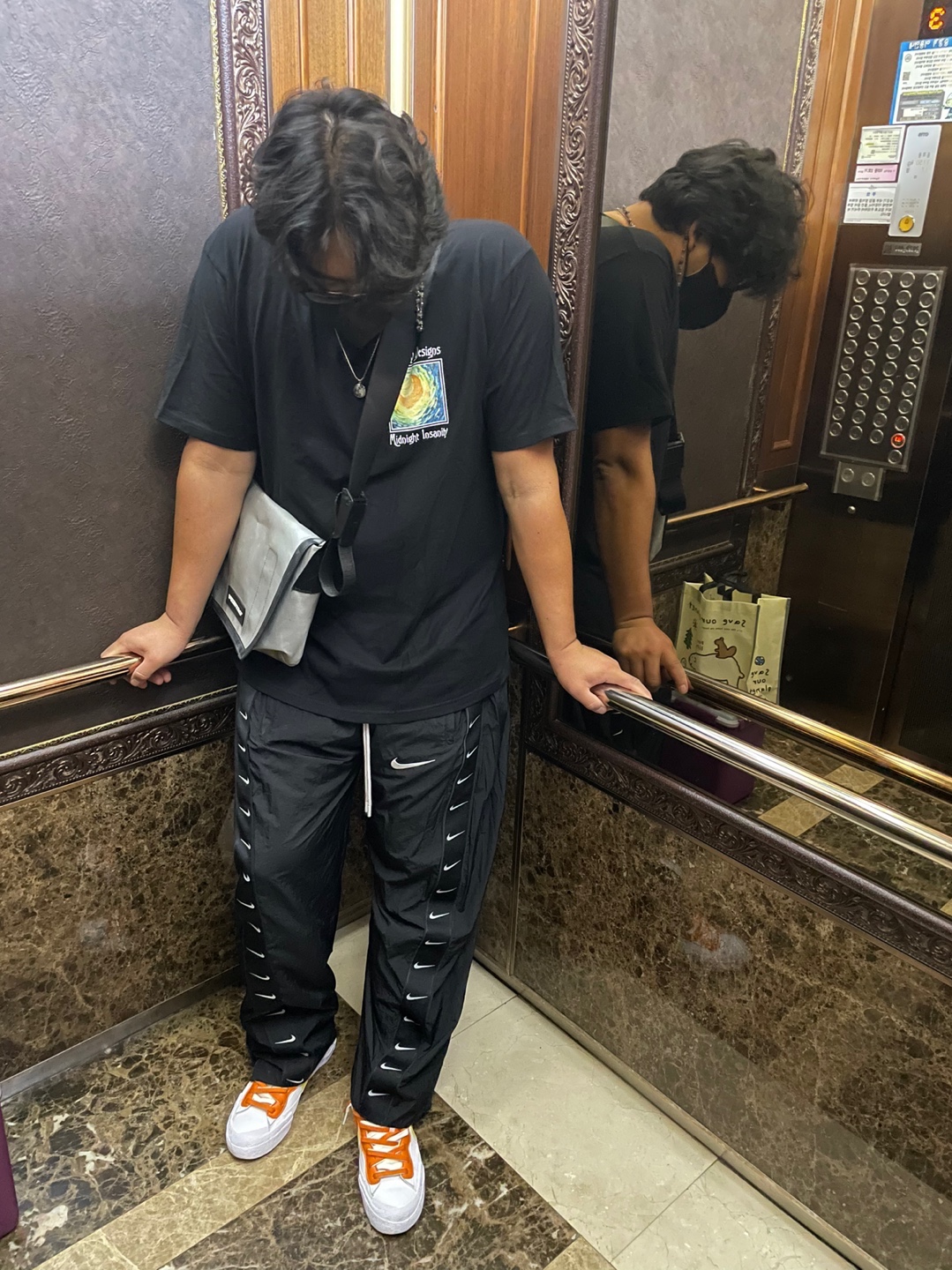 Nike x Sacai Blazer Low Magma Orange, Stussy Midnight Insanity T-Shirt Black 착용 스타일