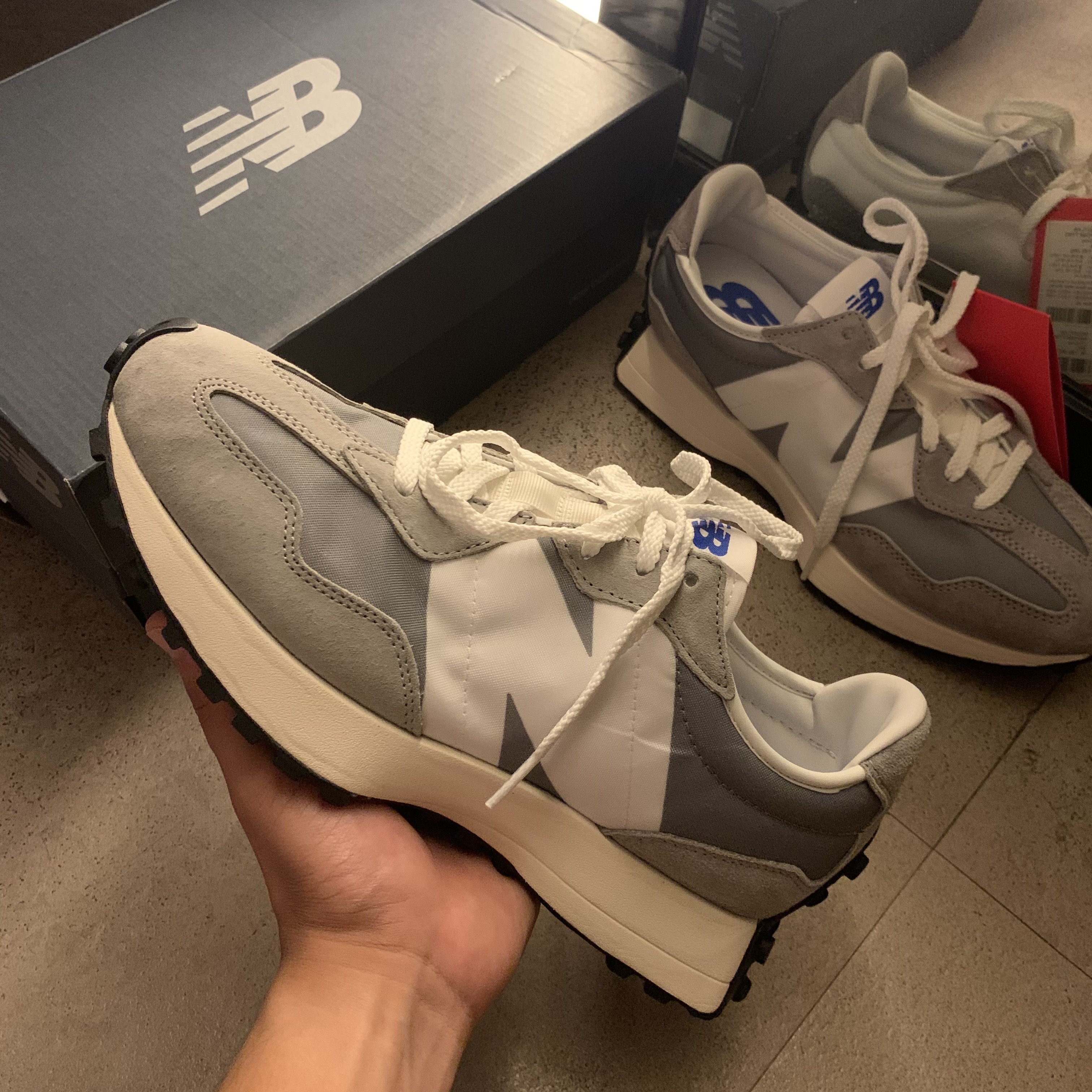 New Balance 327 Grey 착용 스타일 - 2