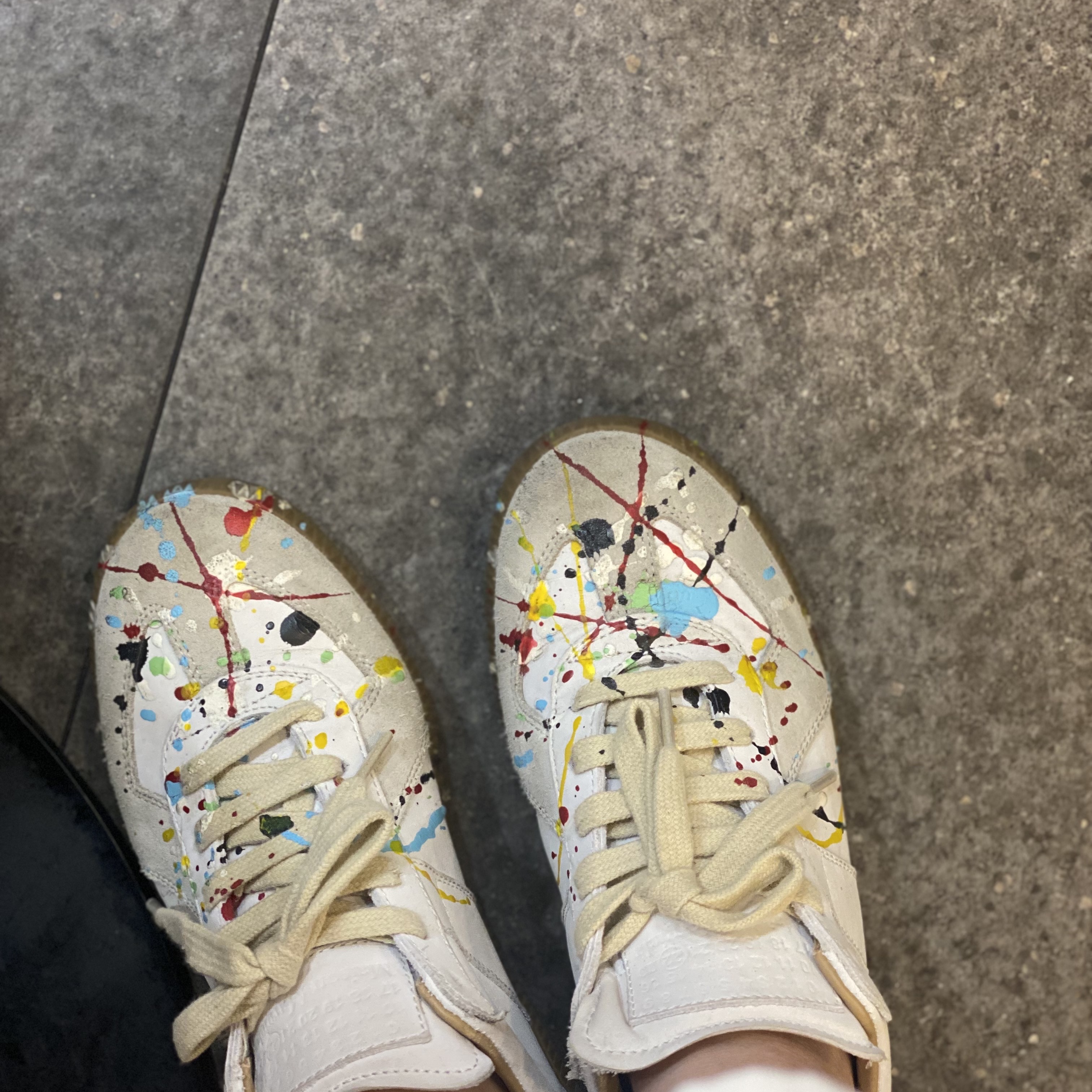 (W) Maison Margiela Replica Paint Drop Sneakers White 착용 스타일