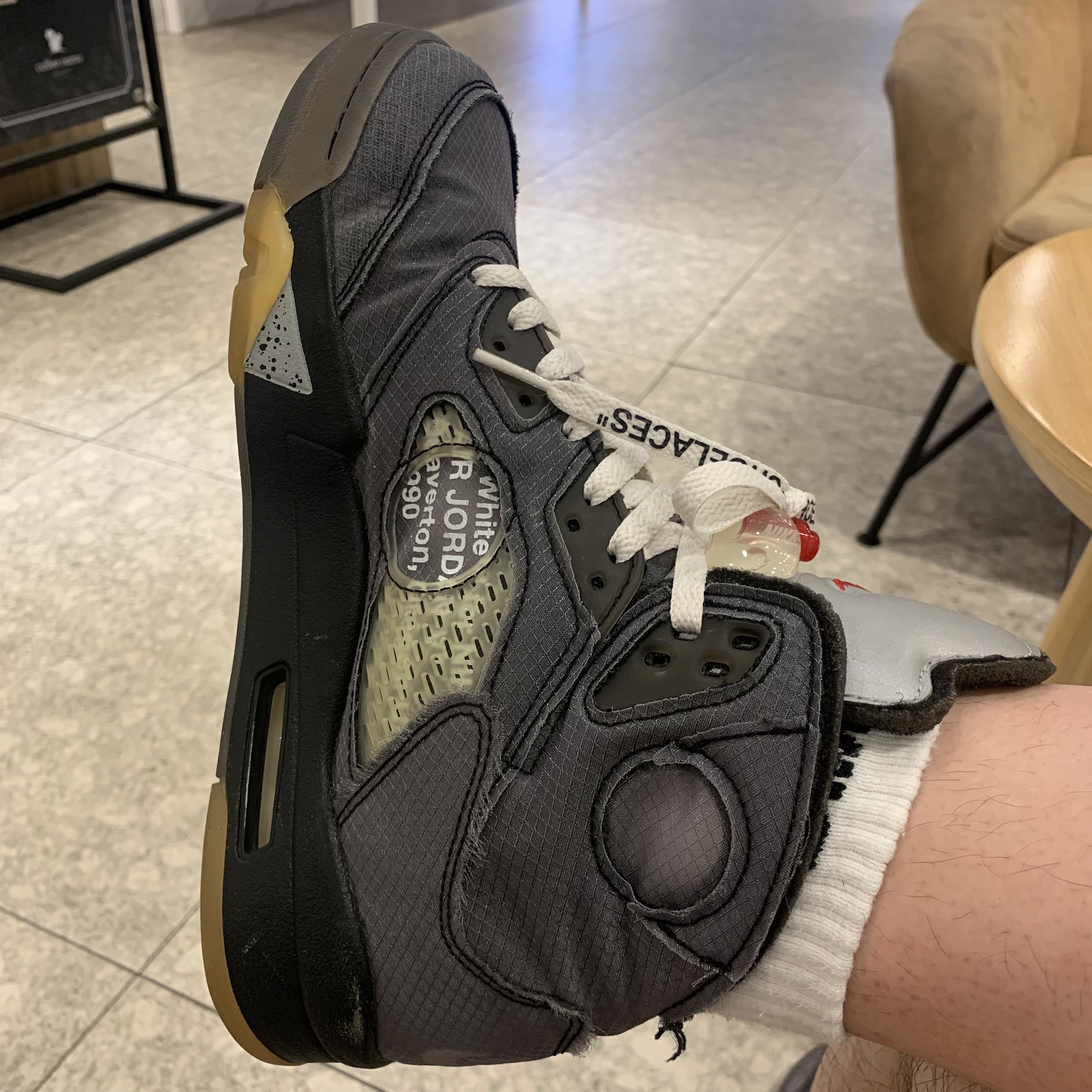 Jordan 5 x Off-White Retro SP Black Muslin 착용 스타일 - 2