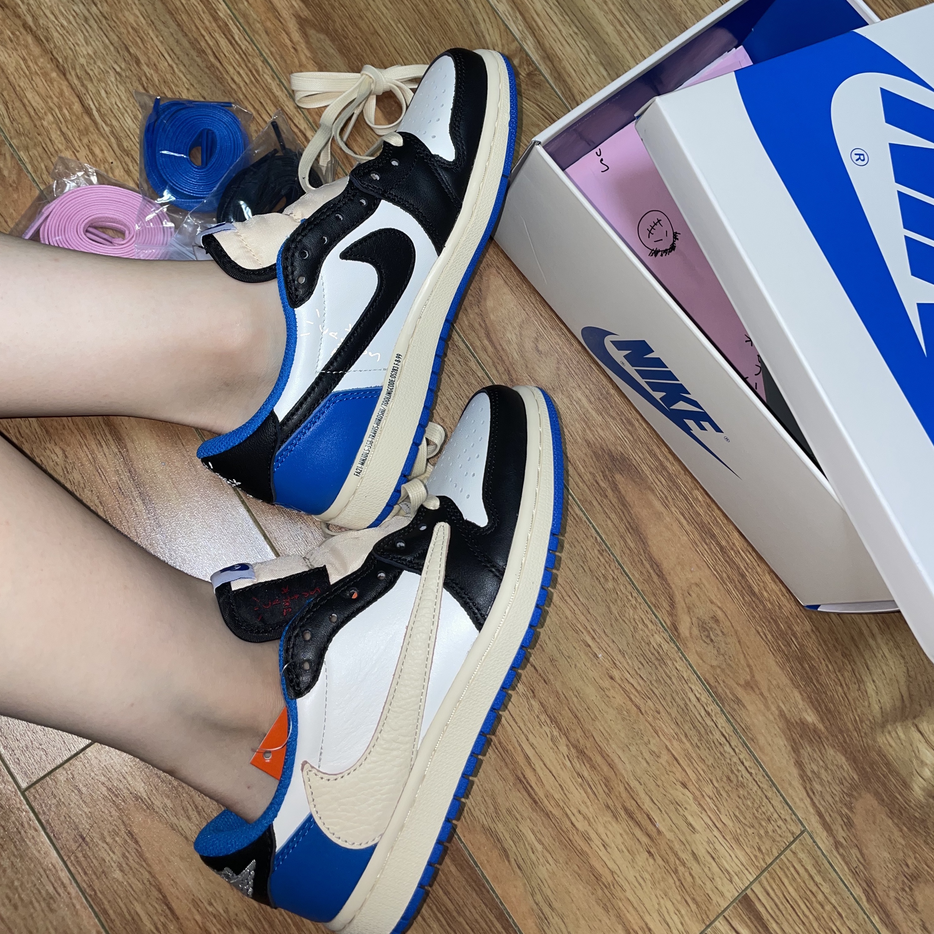 Jordan 1 x Travis Scott x Fragment Retro Low OG SP Military Blue 착용 스타일 - 1