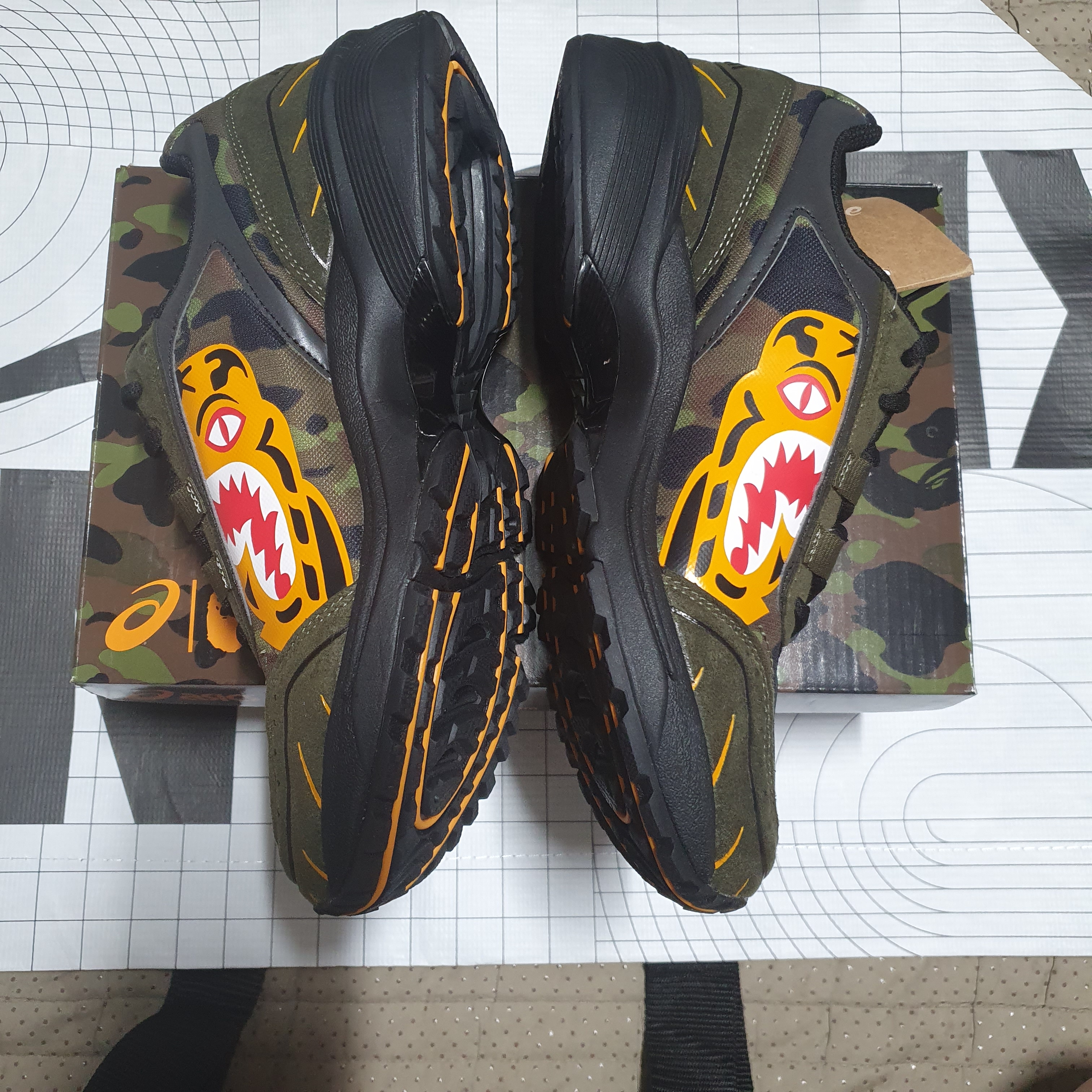 Asics x BAPE Gel-1090 Tiger Camo 착용 스타일 - 3