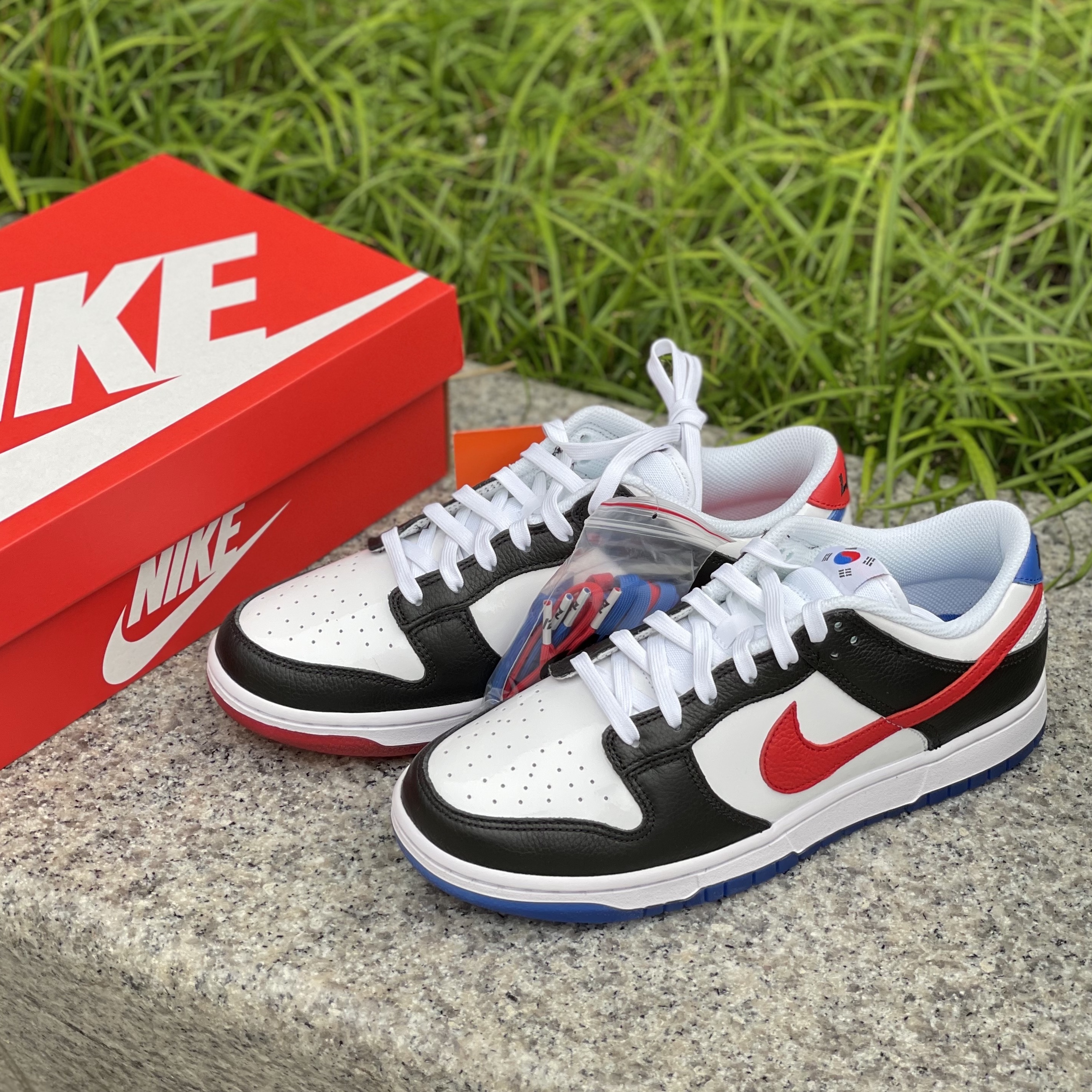 Nike Dunk Low SE Seoul, (GS) Jordan 1 Retro High OG CO.JP Midnight Navy 착용 스타일 - 1