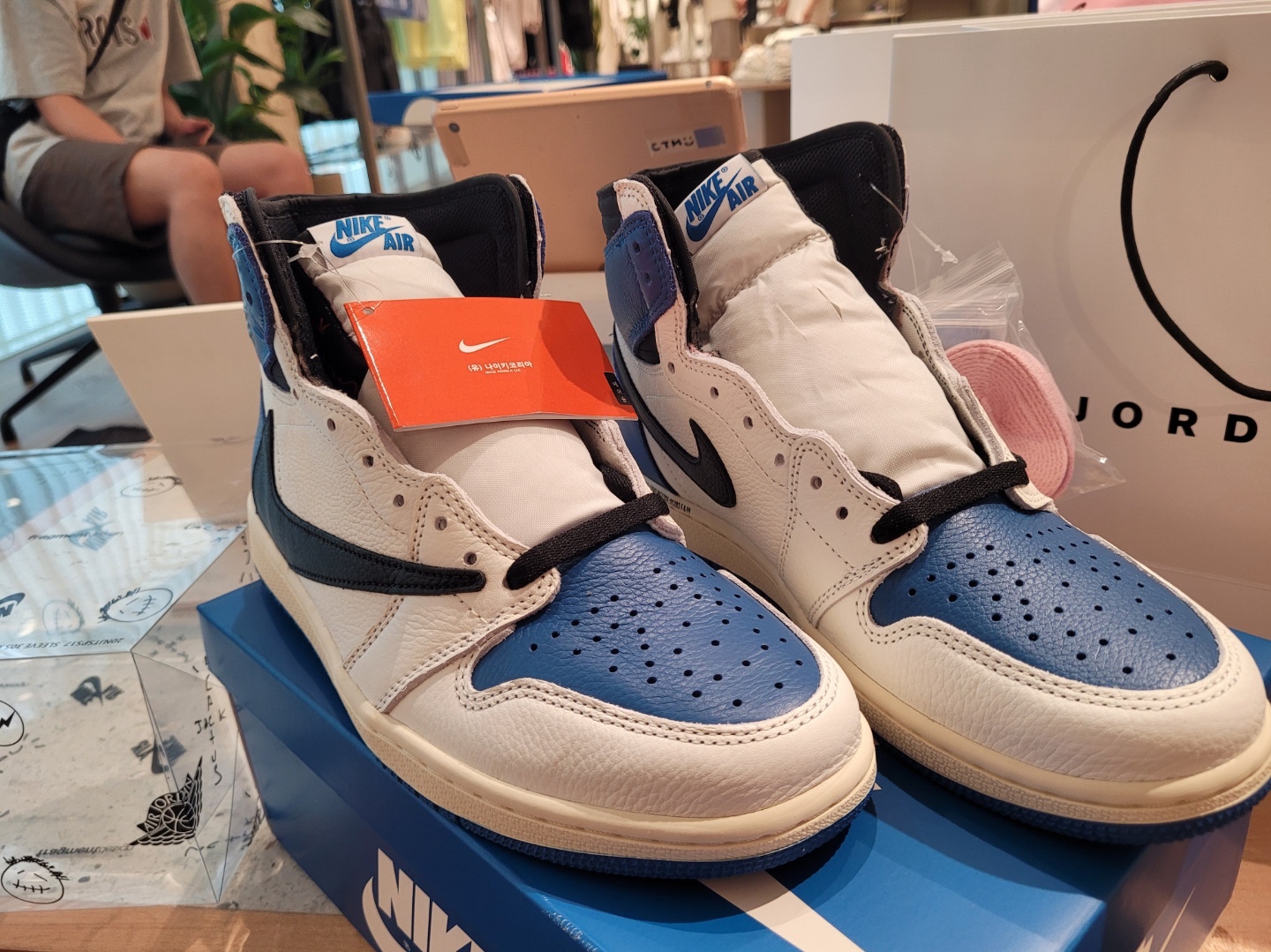 Jordan 1 x Travis Scott x Fragment Retro High OG SP Military Blue 착용 스타일