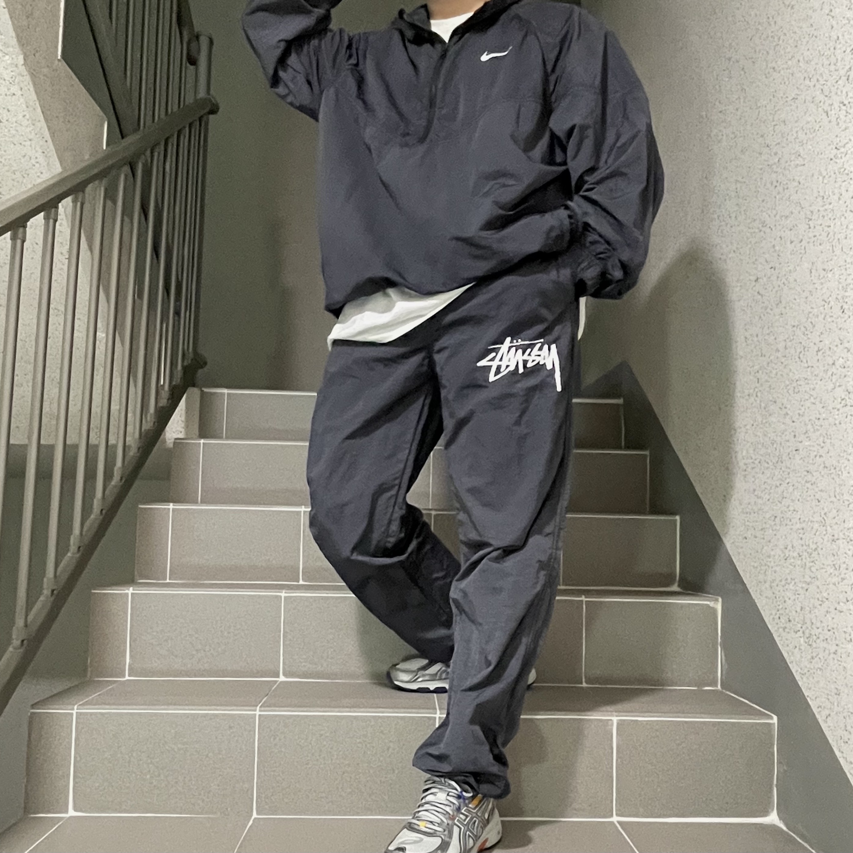 Nike x Stussy Windrunner Jacket Off Noir, Nike x Stussy Beach Pants Off Noir 착용 스타일