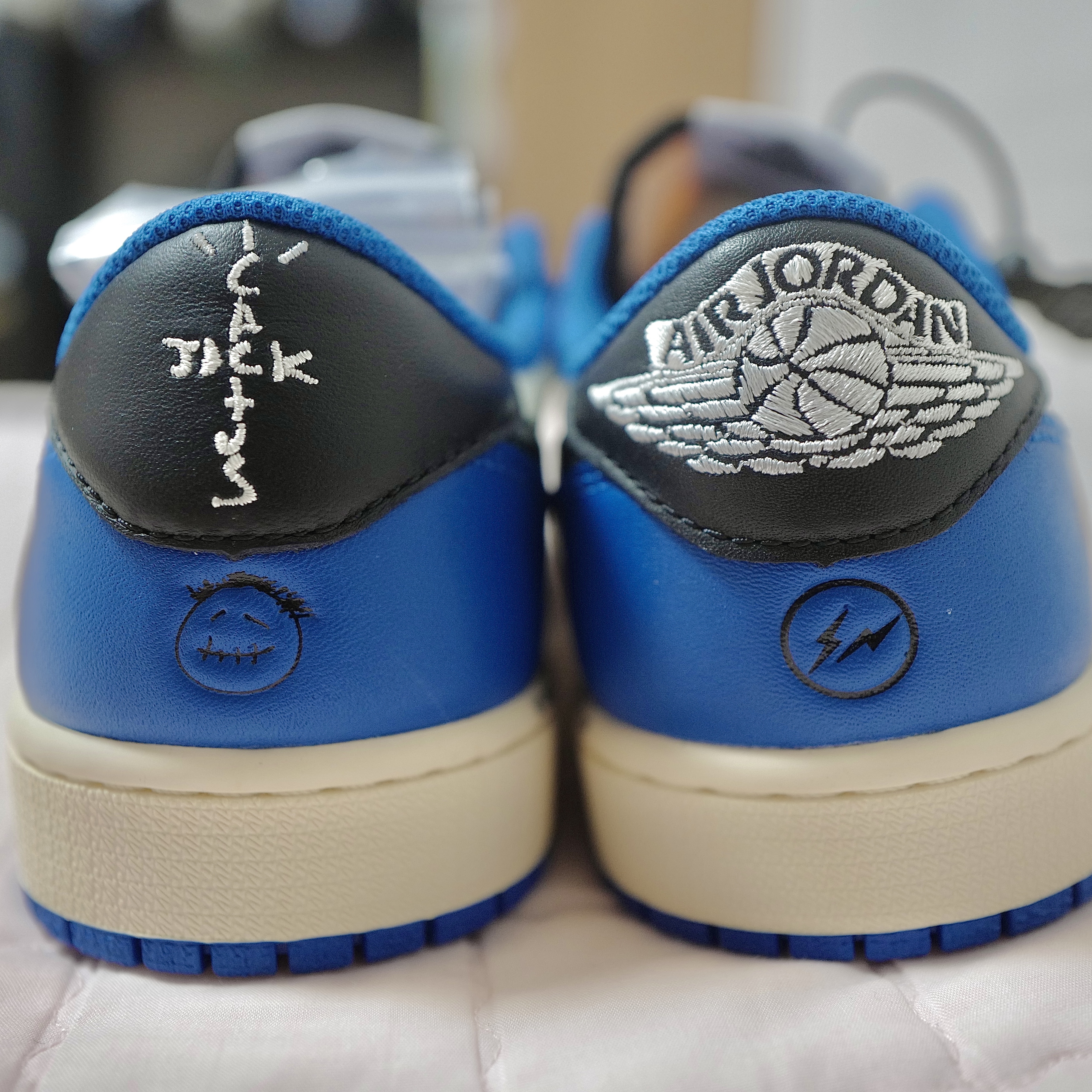 Jordan 1 x Travis Scott x Fragment Retro Low OG SP Military Blue 착용 스타일 - 2