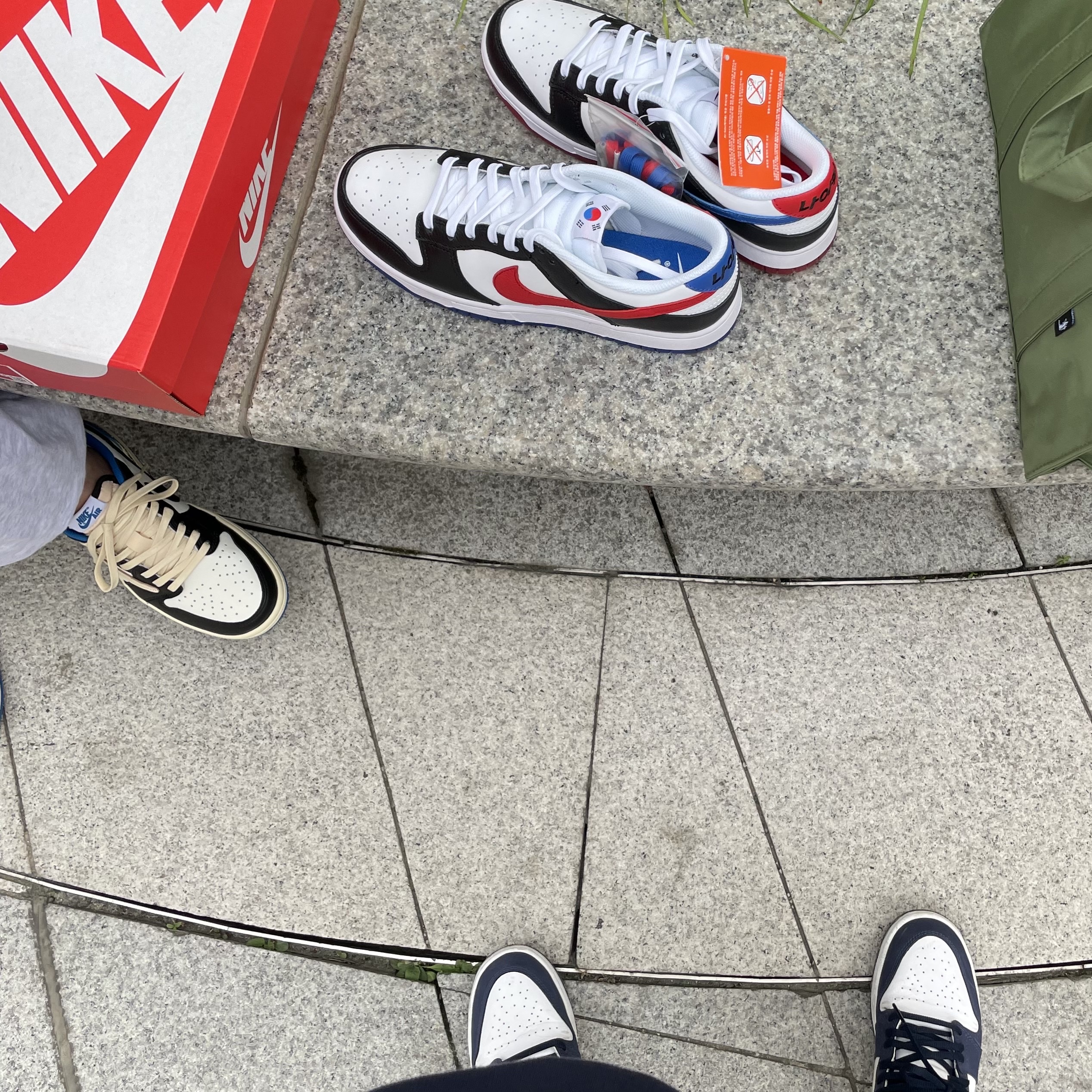 Nike Dunk Low SE Seoul, (GS) Jordan 1 Retro High OG CO.JP Midnight Navy 착용 스타일 - 3