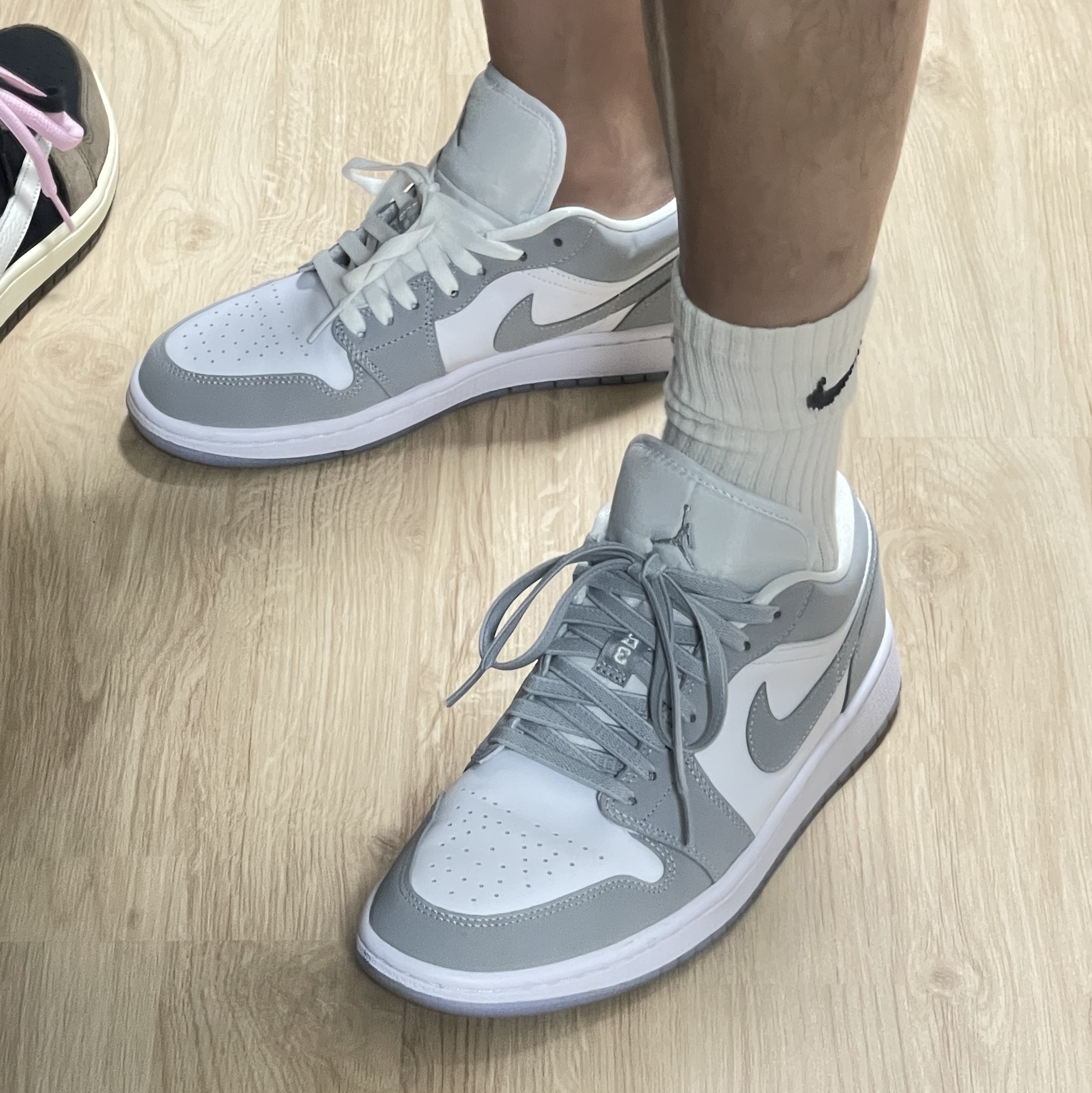 (W) Jordan 1 Low White Wolf Grey 착용 스타일 - 2