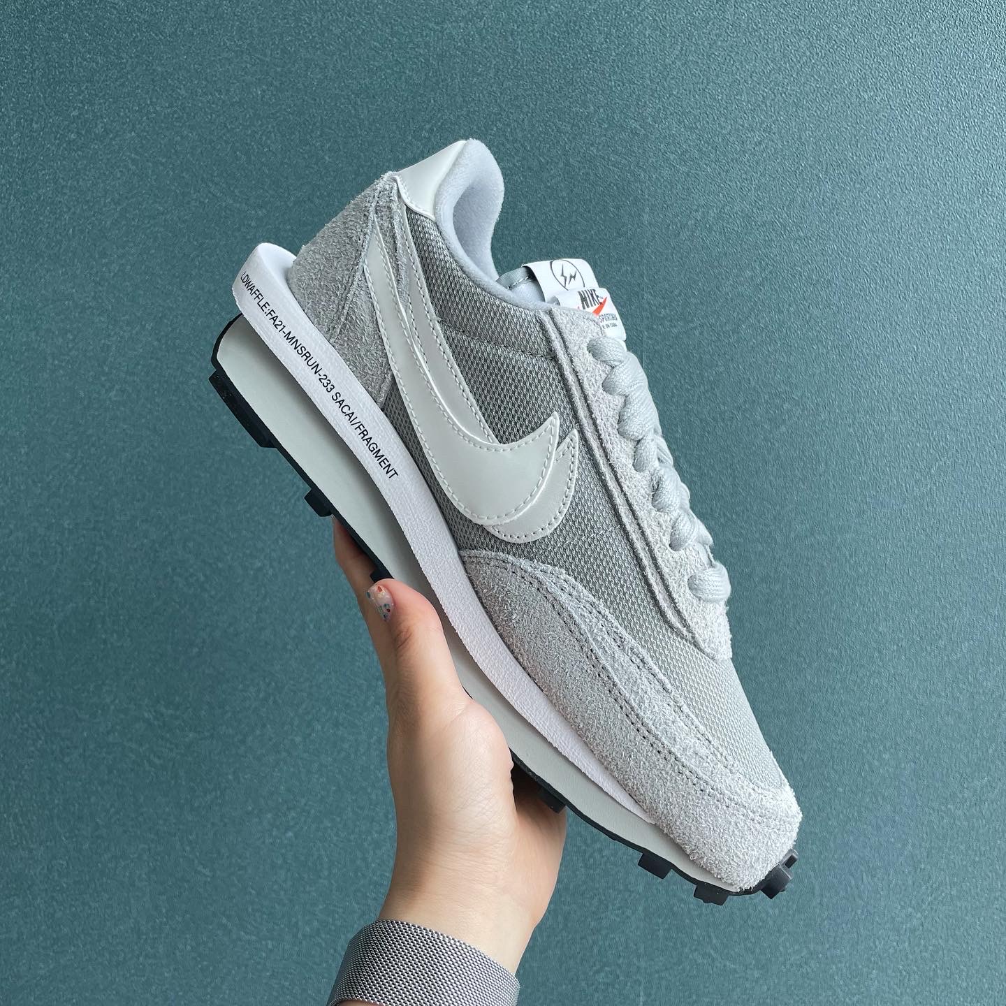 Nike x Sacai x Fragment LDWaffle Light Smoke Grey 착용 스타일 - 2