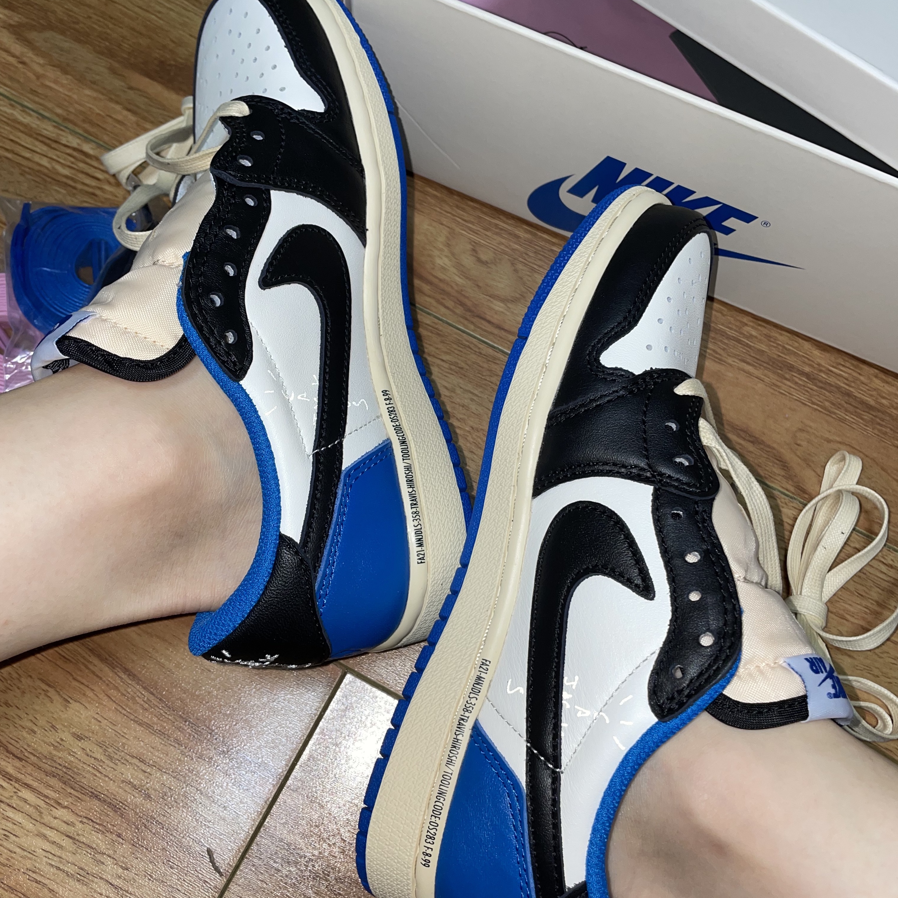 Jordan 1 x Travis Scott x Fragment Retro Low OG SP Military Blue 착용 스타일 - 2