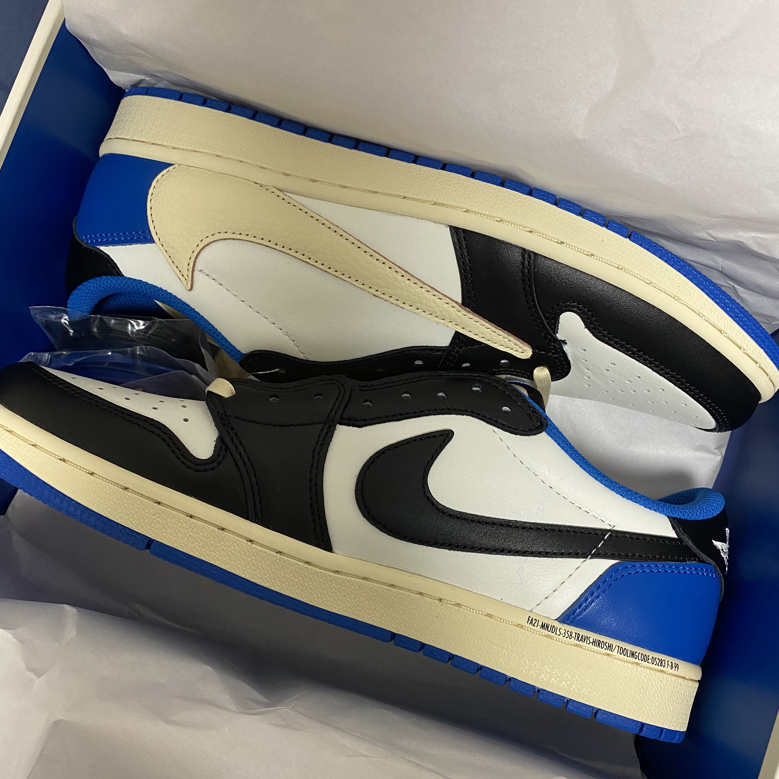 Jordan 1 x Travis Scott x Fragment Retro Low OG SP Military Blue 착용 스타일 - 2