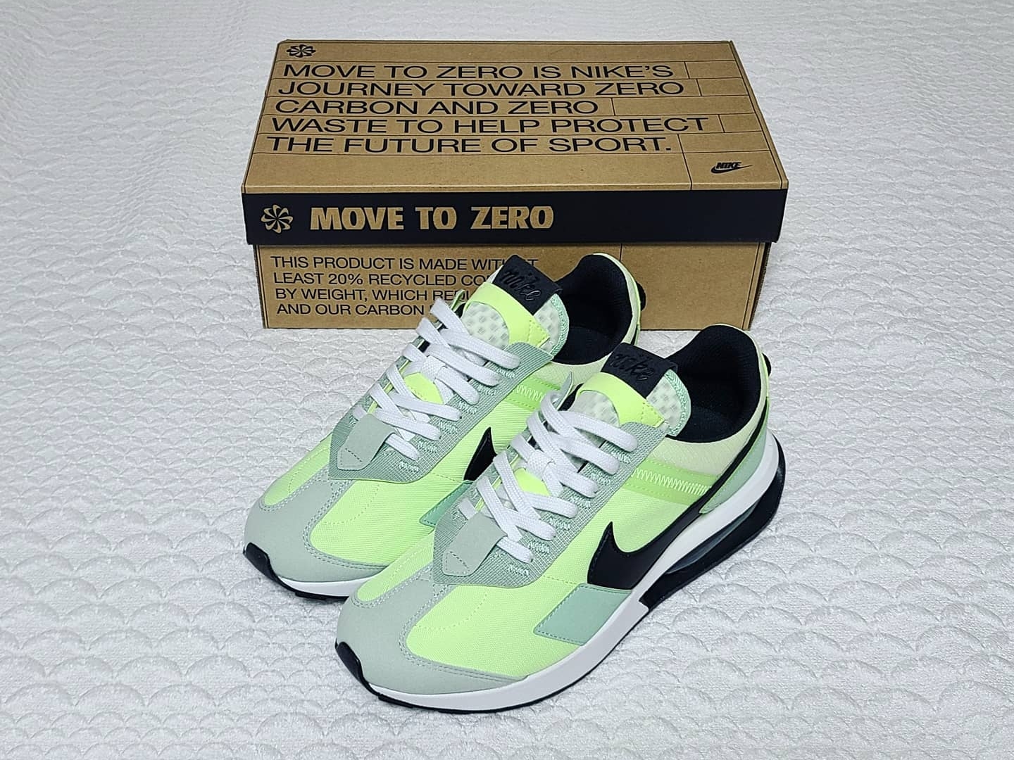 Nike Air Max Pre-Day Liquid Lime 착용 스타일 - 1