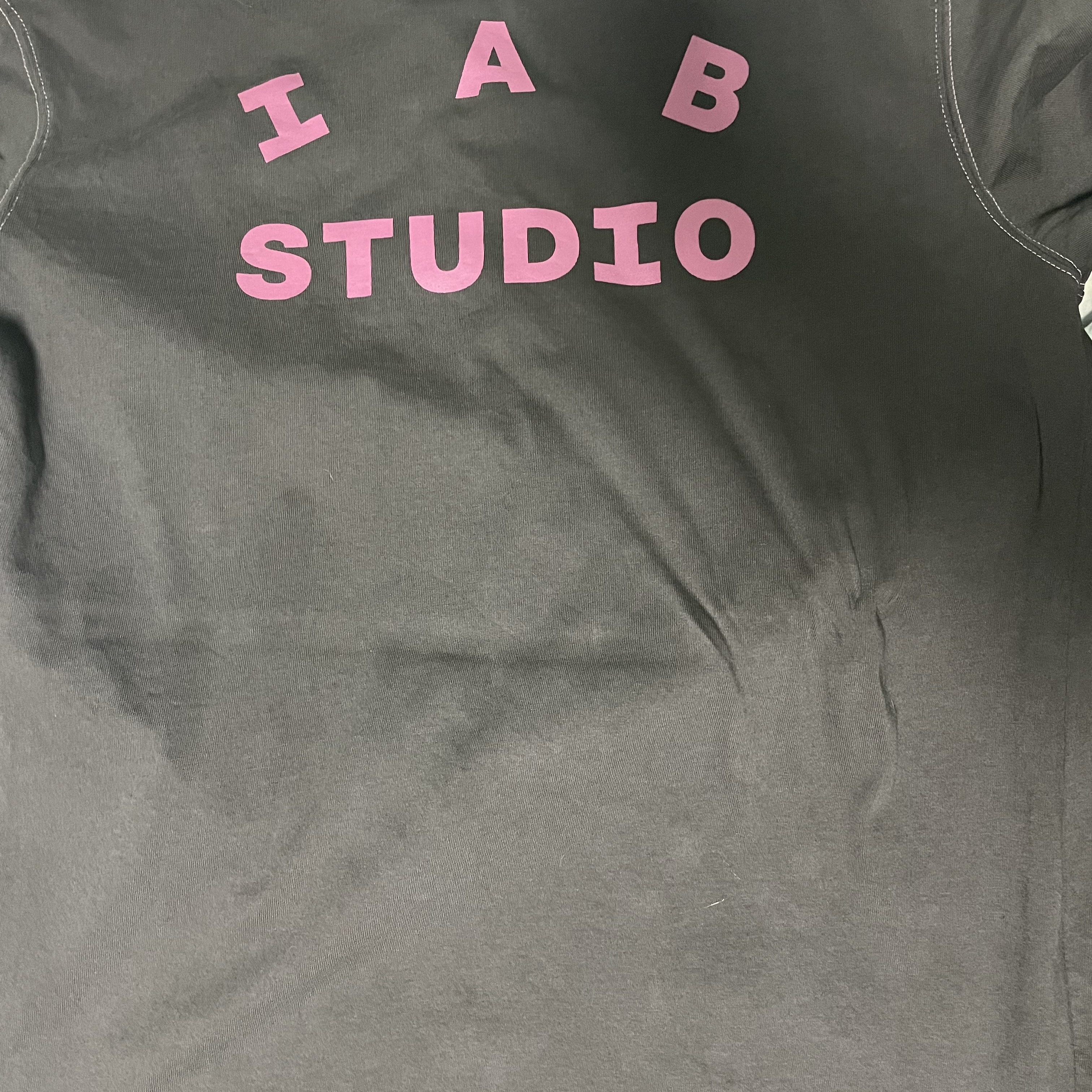IAB Studio Pigment T-Shirt Magenta 착용 스타일 - 2
