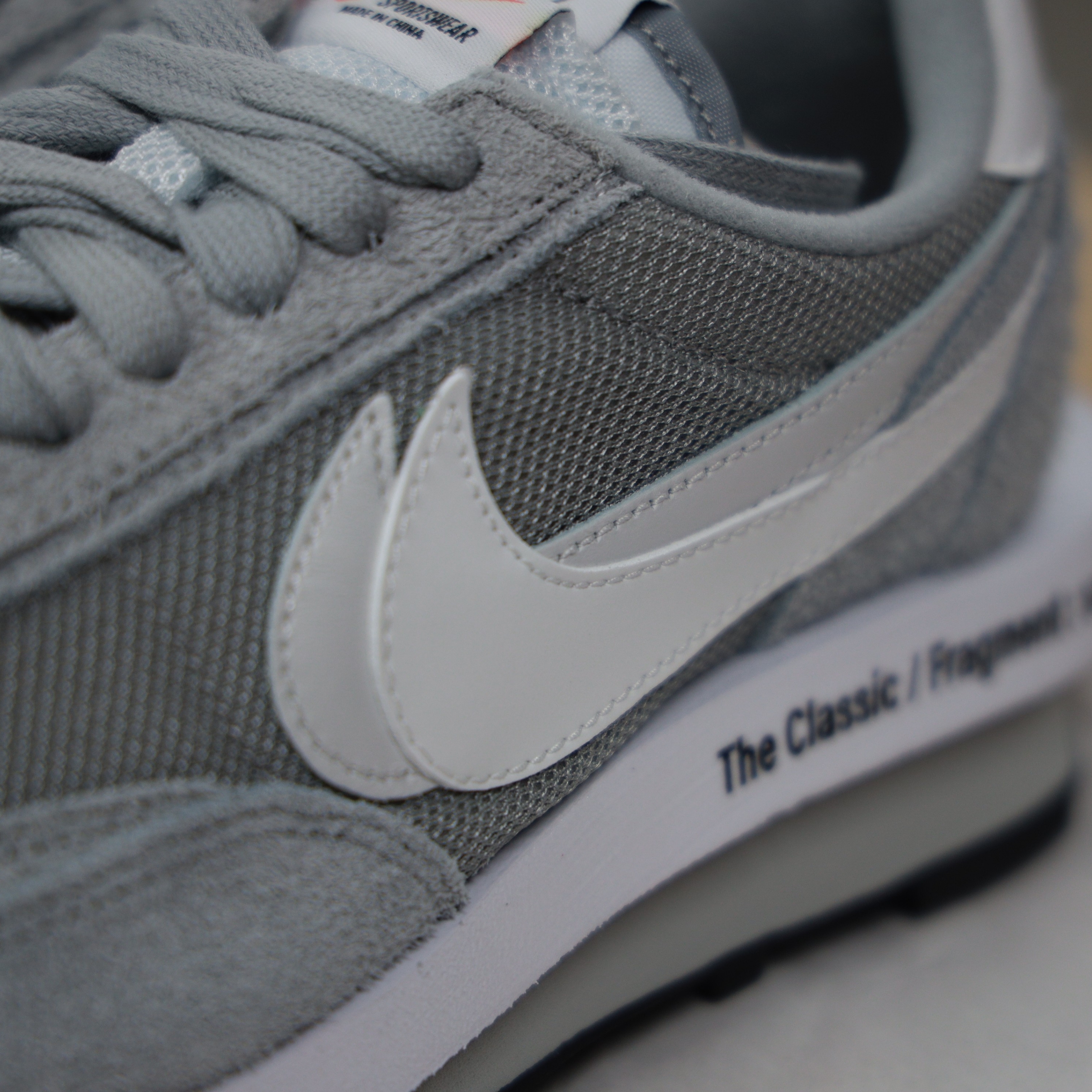 Nike x Sacai x Fragment LDWaffle Light Smoke Grey 착용 스타일 - 2