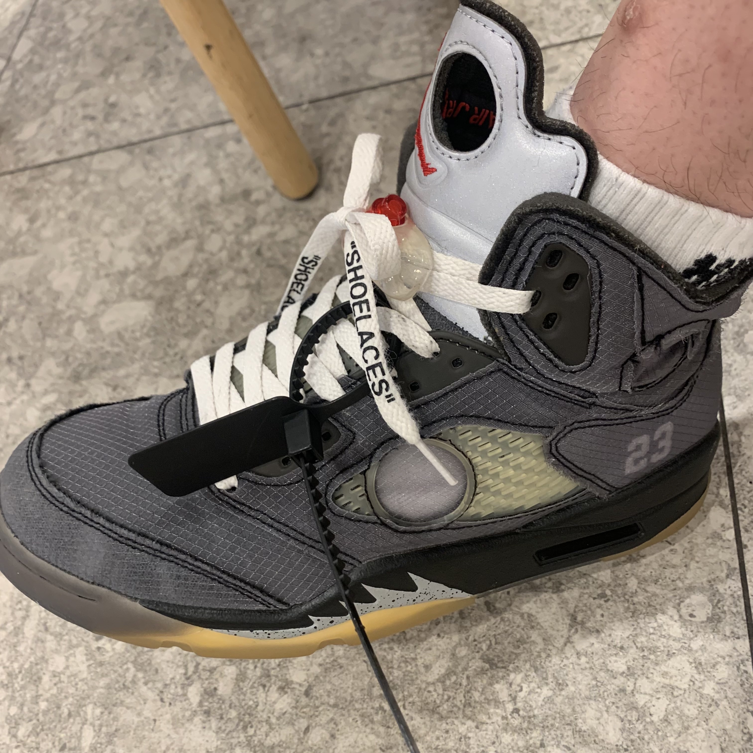 Jordan 5 x Off-White Retro SP Black Muslin 착용 스타일 - 1