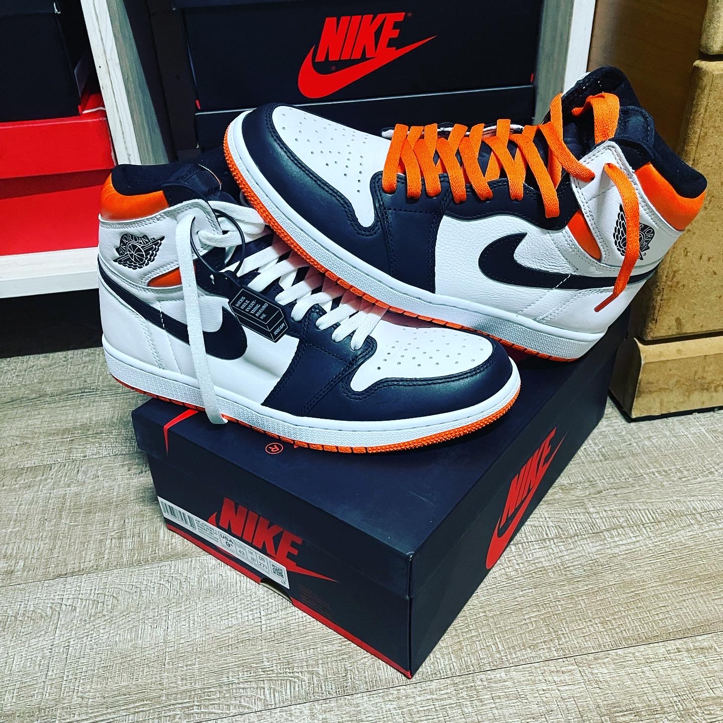 Jordan 1 Retro High OG Electro Orange 착용 스타일 - 3