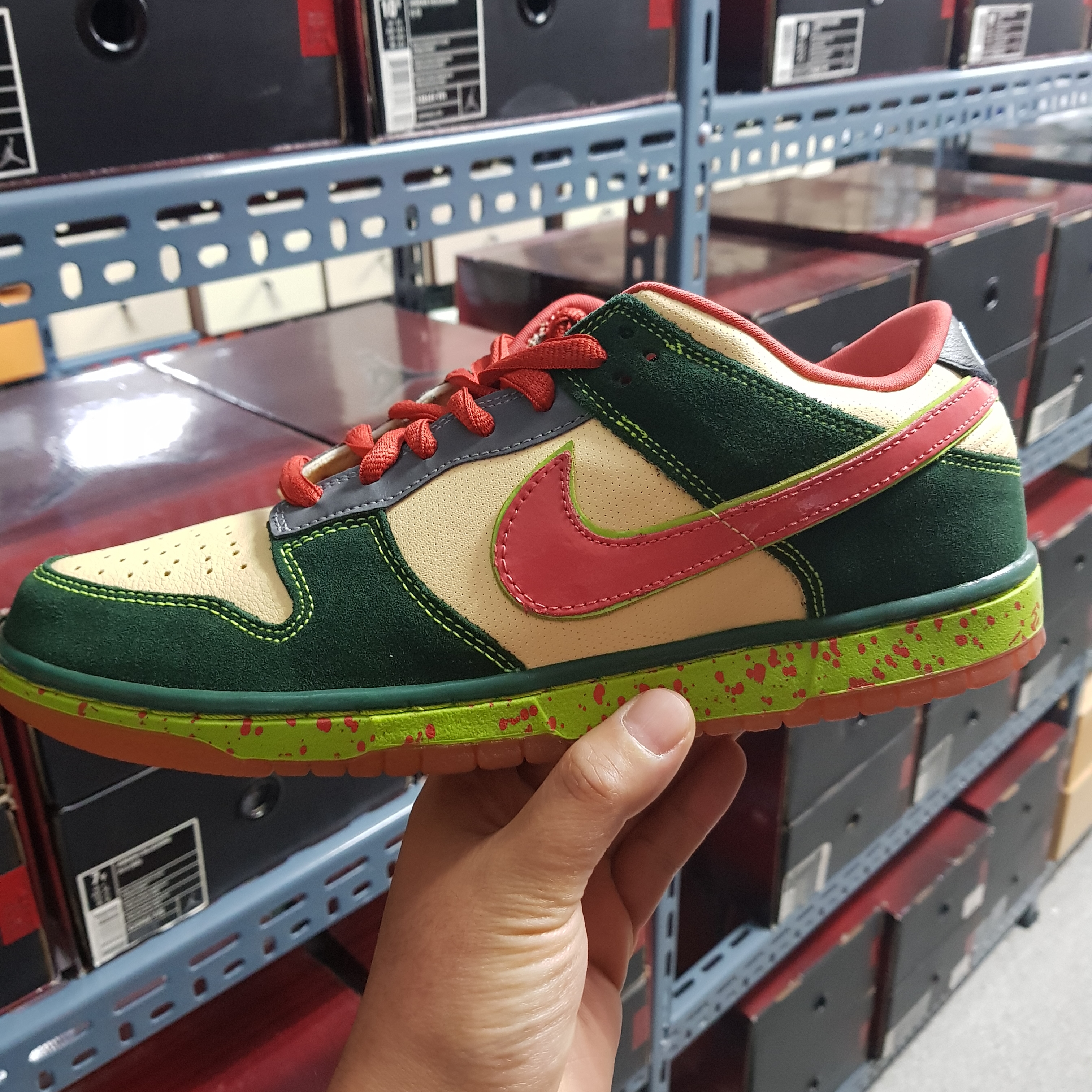 Nike Dunk Low Premium SB Mosquito 착용 스타일