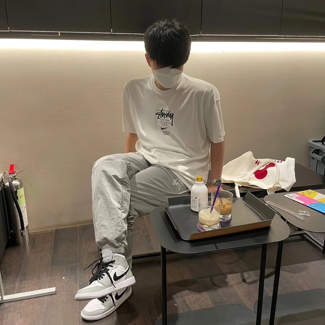 Jordan 1 Mid Light Smoke Grey, Nike x Stussy WT T-Shirt White - US/EU 착용 스타일 - 2