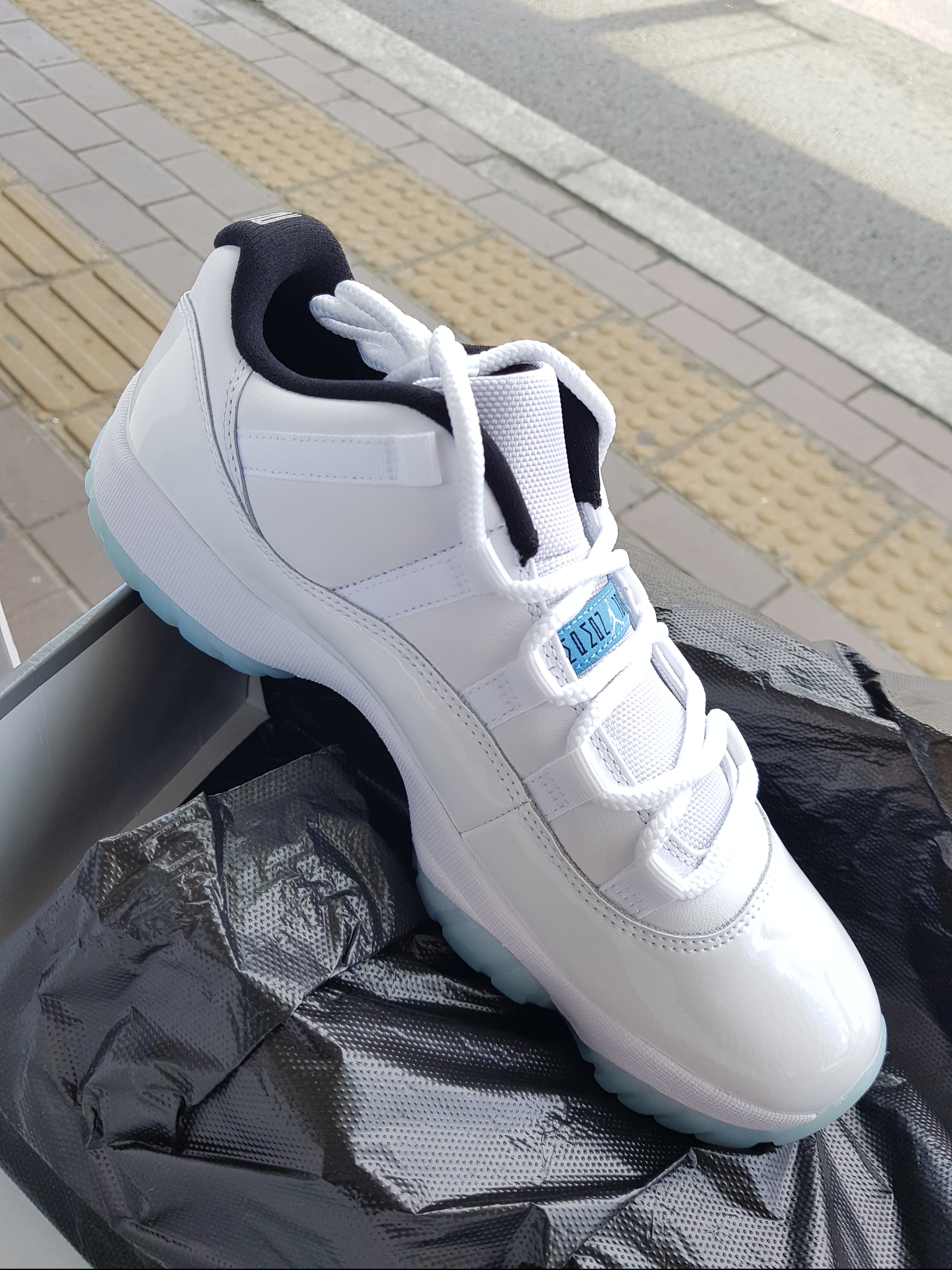 Jordan 11 Retro Low Legend Blue 착용 스타일