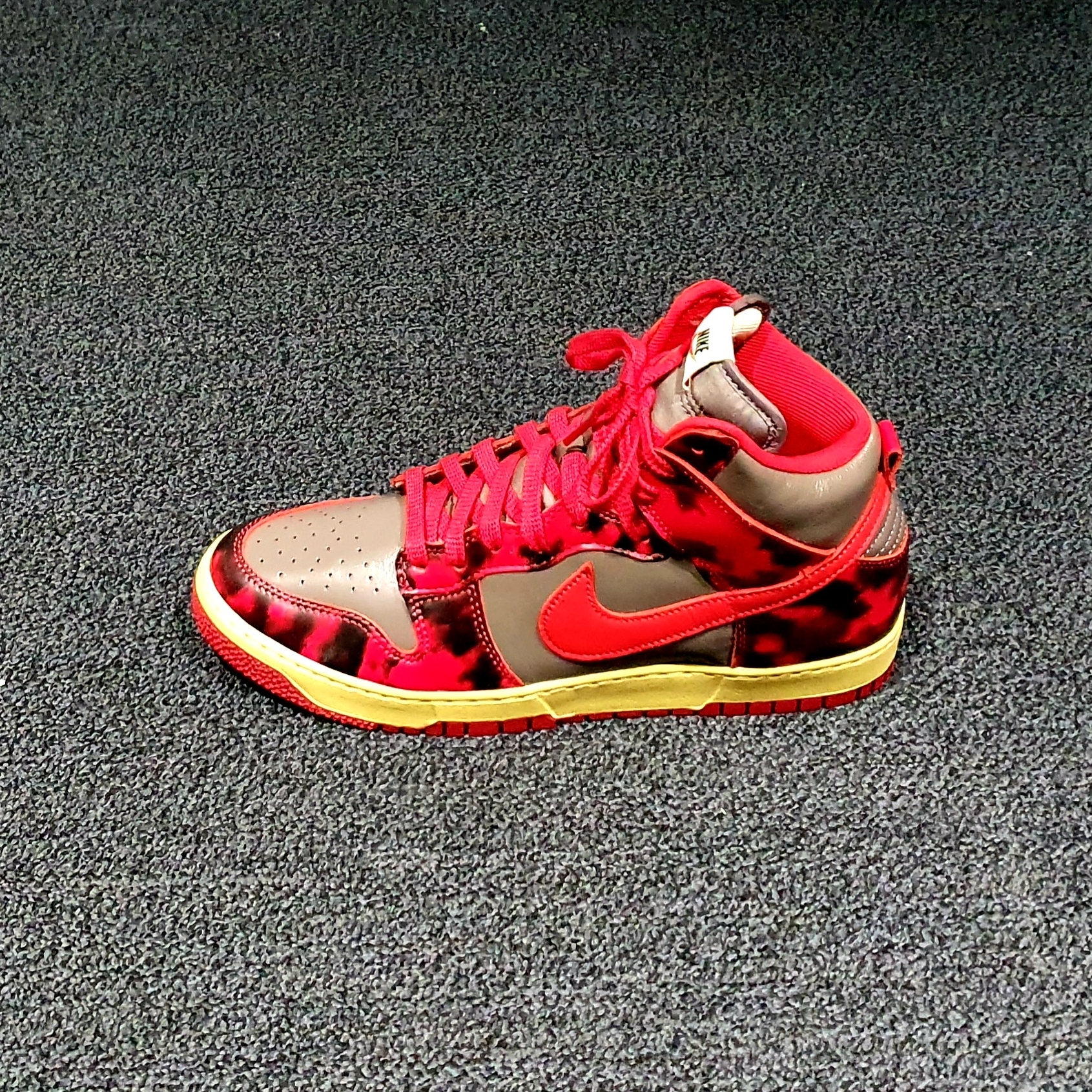 Nike Dunk High 1985 SP Red Acid Wash 착용 스타일