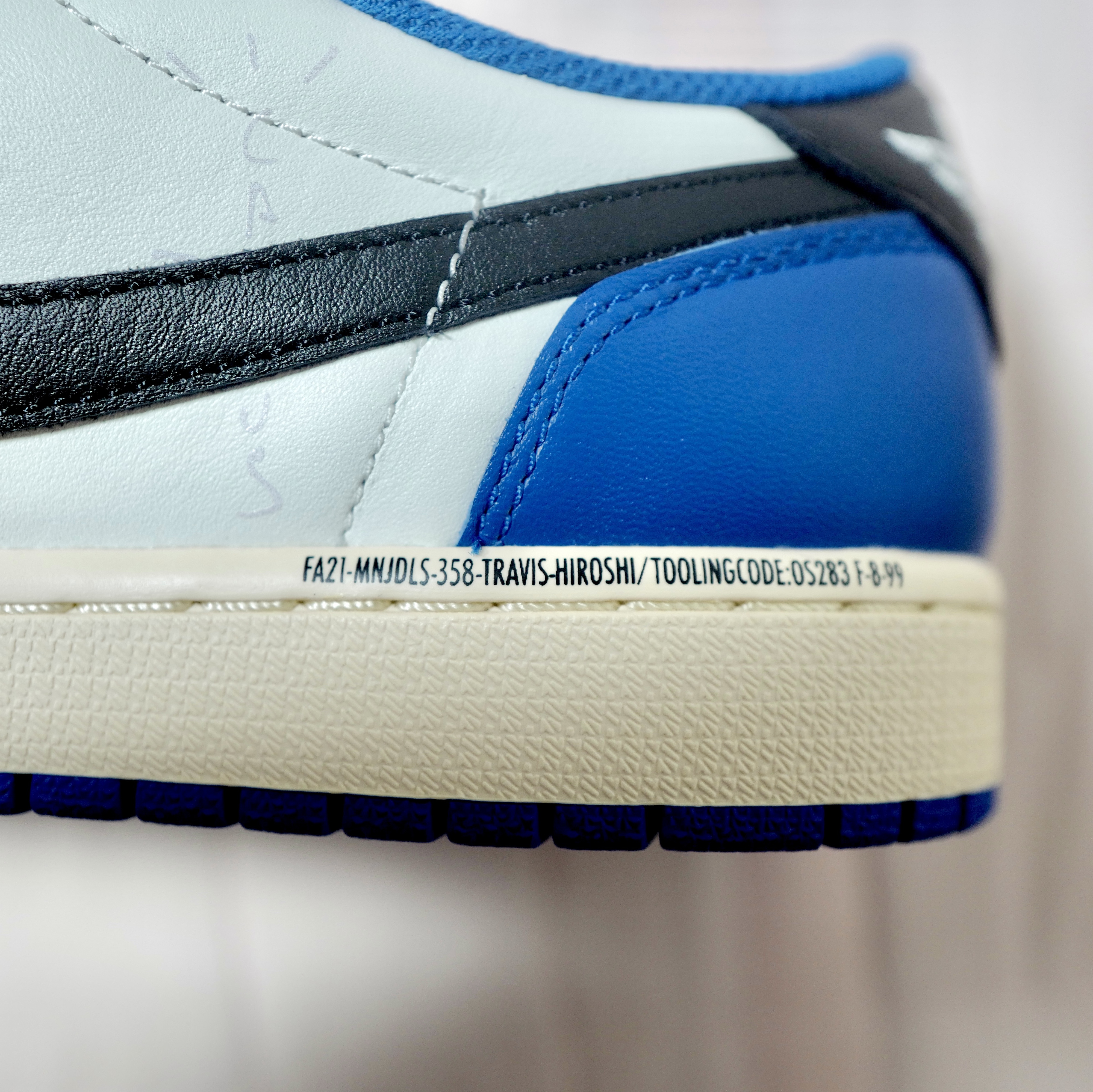 Jordan 1 x Travis Scott x Fragment Retro Low OG SP Military Blue 착용 스타일 - 3