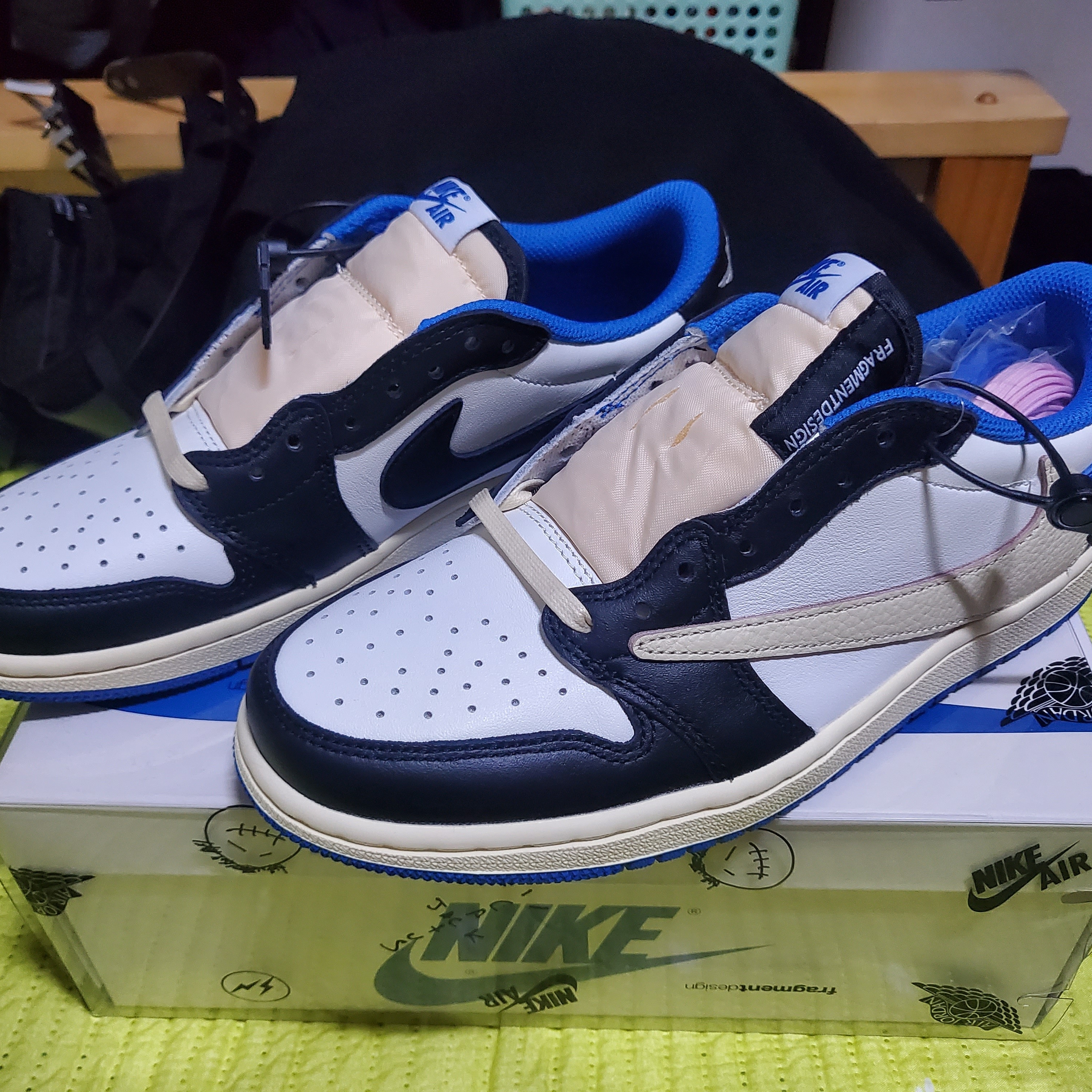 Jordan 1 x Travis Scott x Fragment Retro Low OG SP Military Blue 착용 스타일 - 3