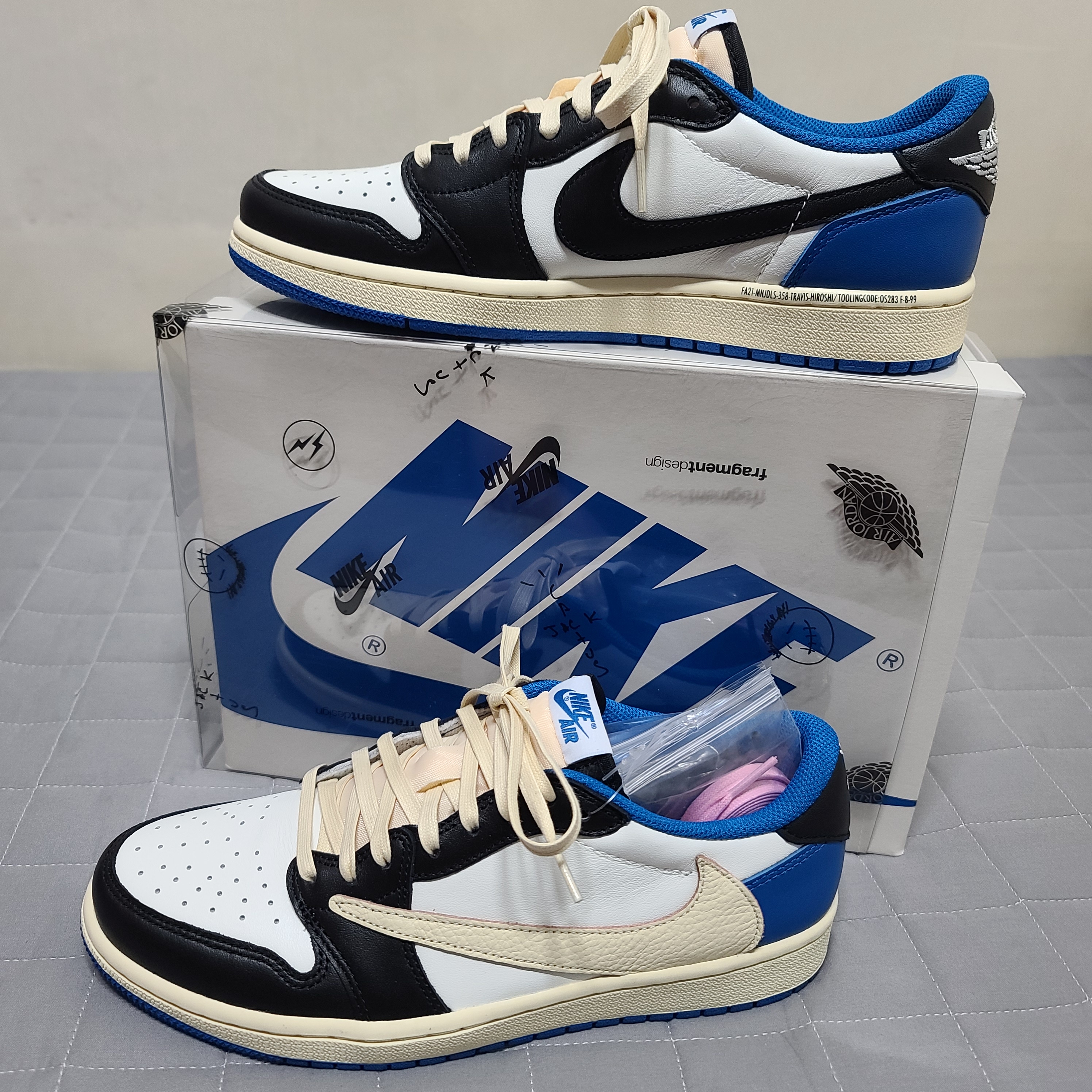 Jordan 1 x Travis Scott x Fragment Retro Low OG SP Military Blue 착용 스타일 - 1