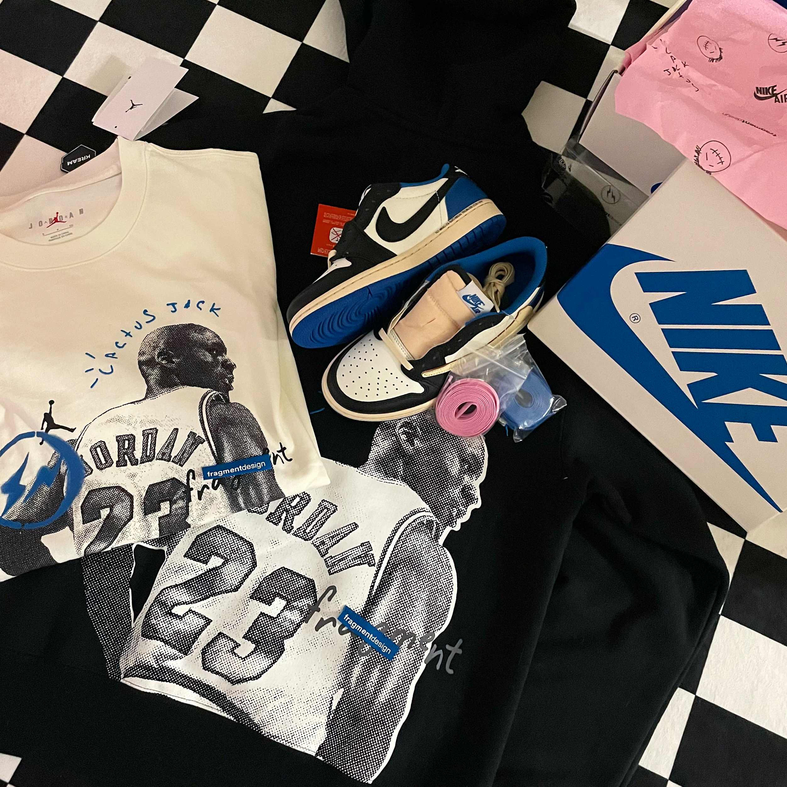 Jordan 1 x Travis Scott x Fragment Retro Low OG SP Military Blue, Jordan x Travis Scott x Fragment Hoodie Black (DJ0615-010) 착용 스타일