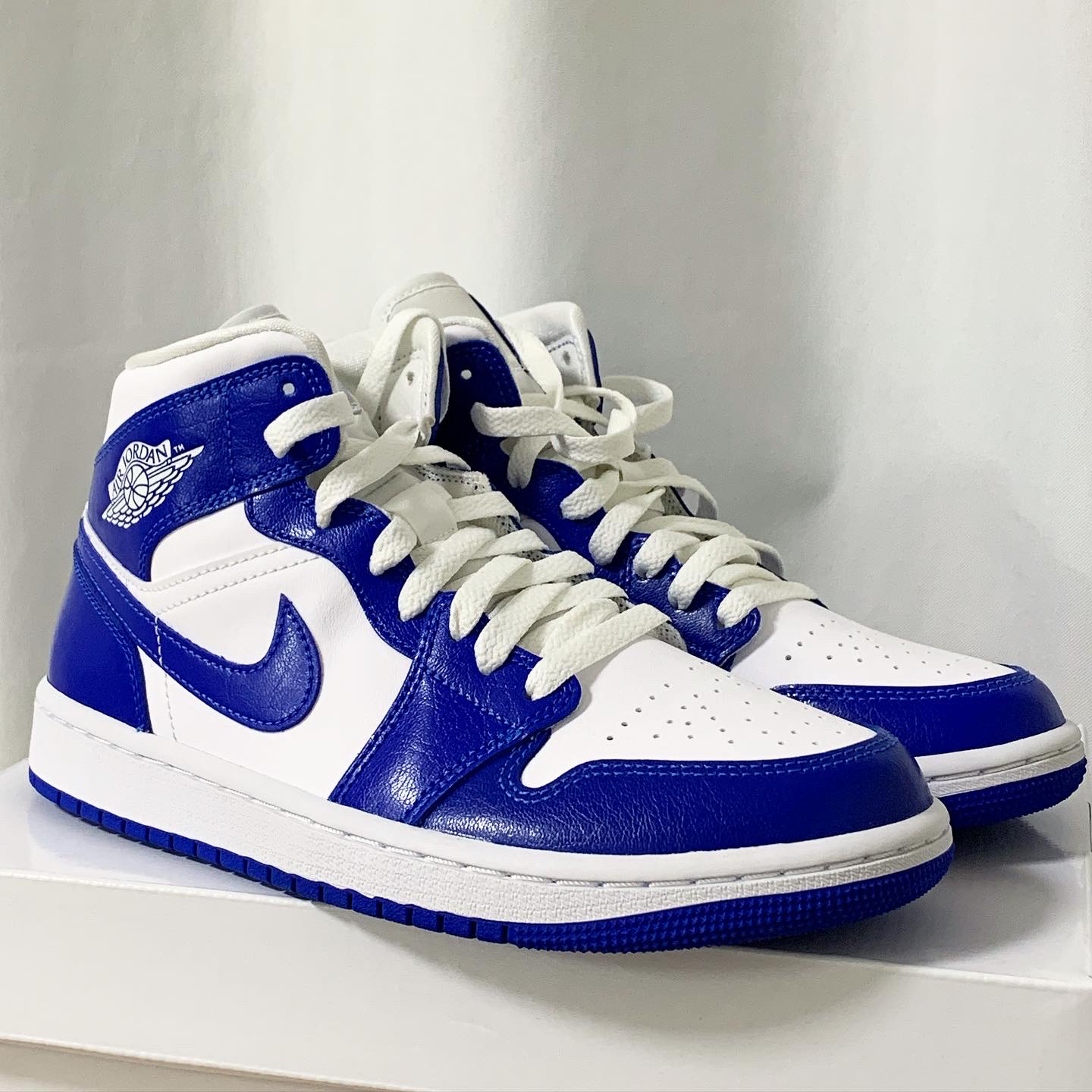 (W) Jordan 1 Mid White Hyper Royal 착용 스타일 - 1