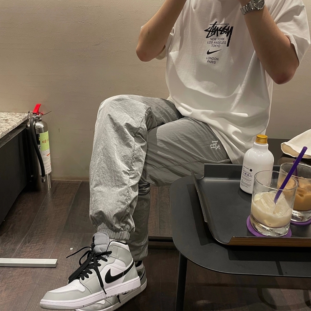 Jordan 1 Mid Light Smoke Grey, Nike x Stussy WT T-Shirt White - US/EU 착용 스타일 - 1