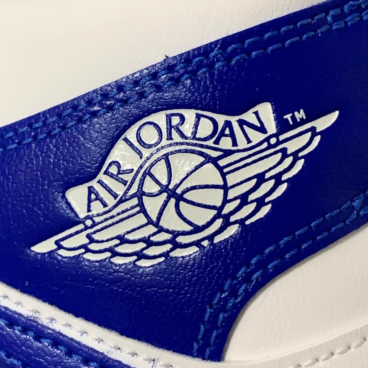 (W) Jordan 1 Mid White Hyper Royal 착용 스타일 - 3