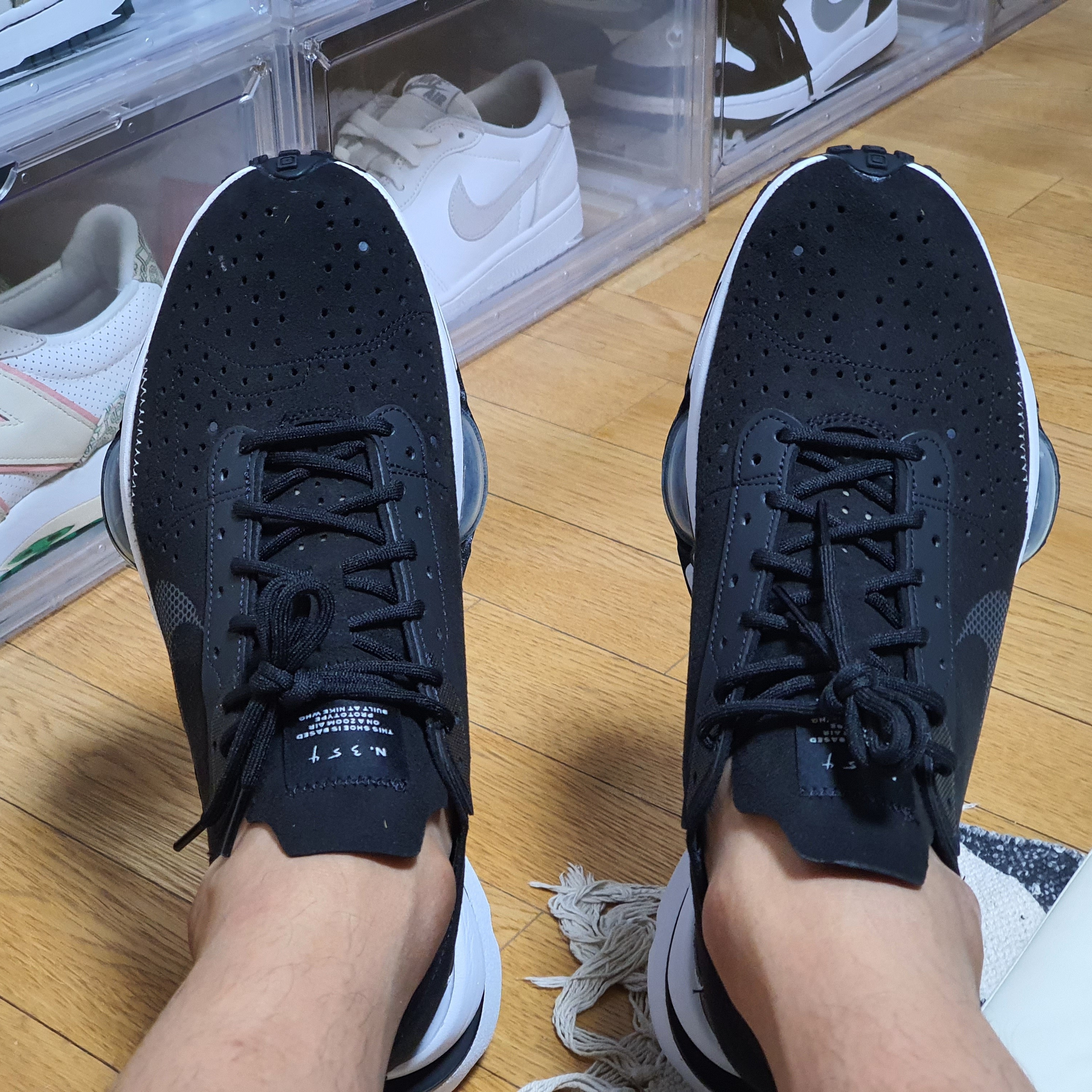 Nike Air Zoom Type Black Anthracite White 착용 스타일 - 2