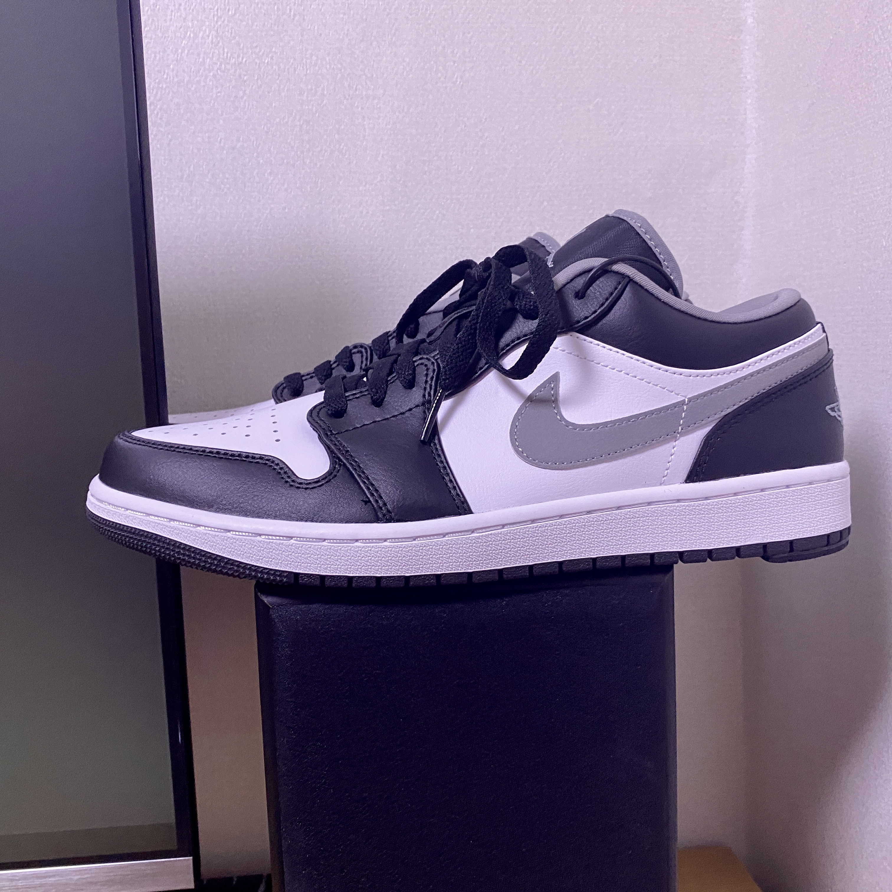 Jordan 1 Low Black Particle Grey 착용 스타일 - 4