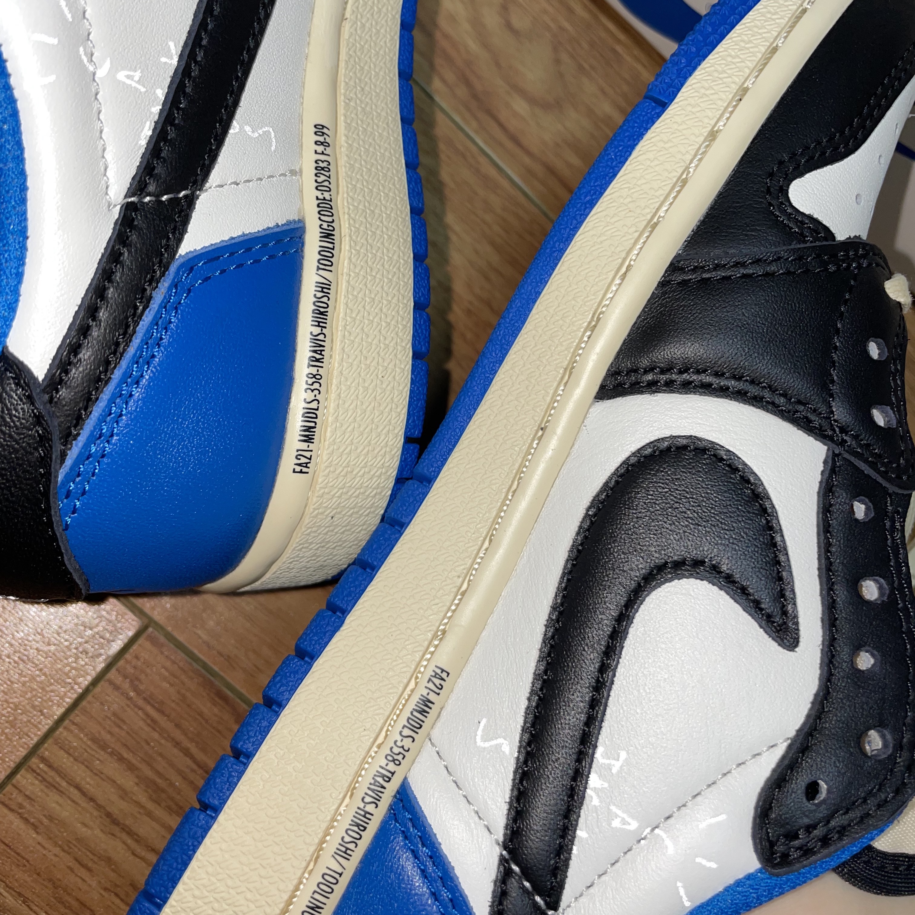 Jordan 1 x Travis Scott x Fragment Retro Low OG SP Military Blue 착용 스타일 - 3