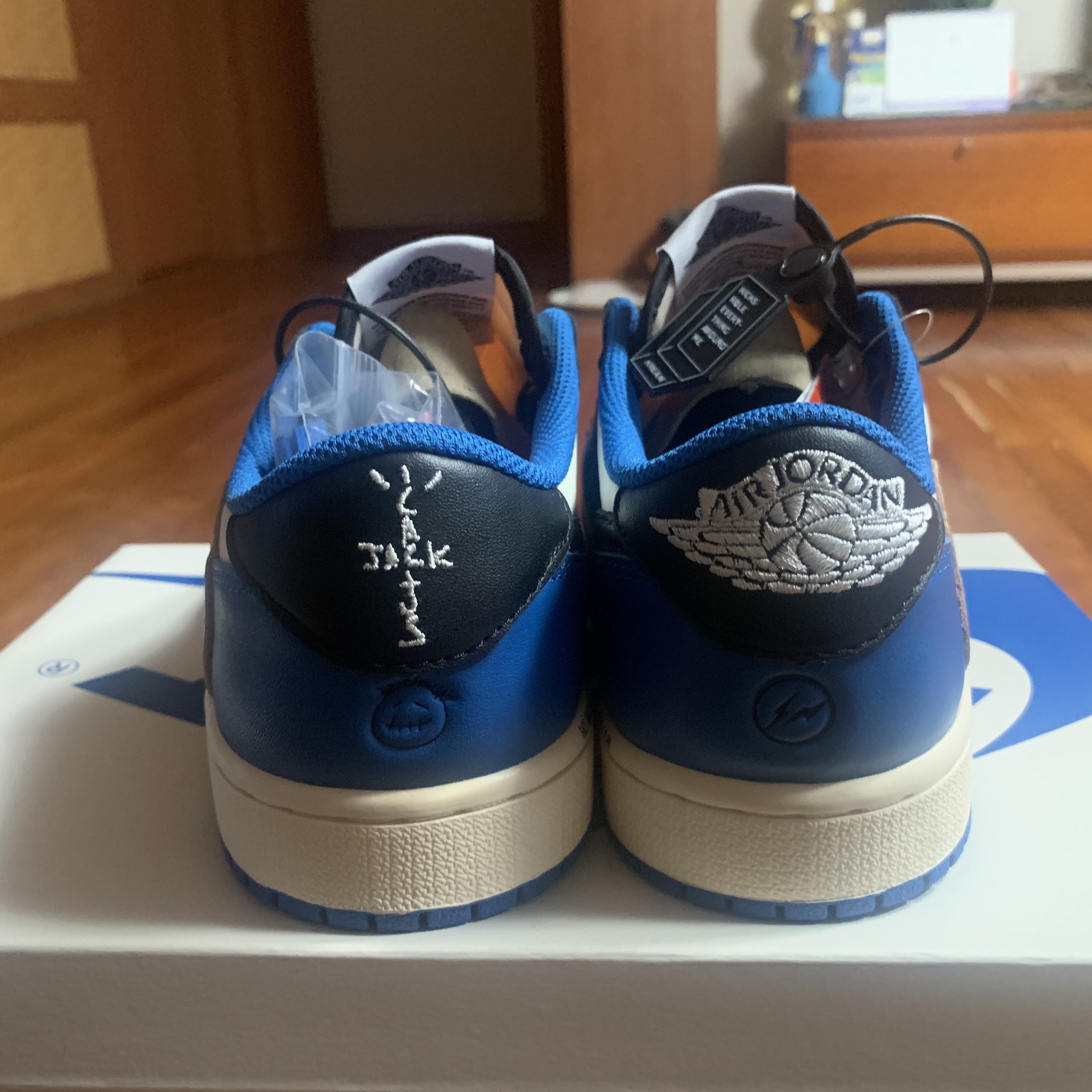 Jordan 1 x Travis Scott x Fragment Retro Low OG SP Military Blue 착용 스타일 - 3