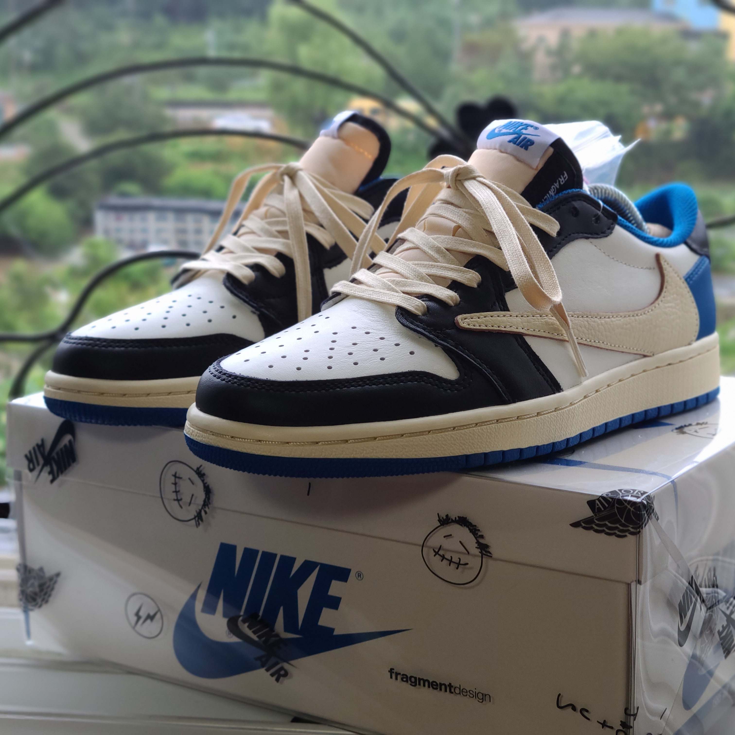 Jordan 1 x Travis Scott x Fragment Retro Low OG SP Military Blue 착용 스타일 - 4