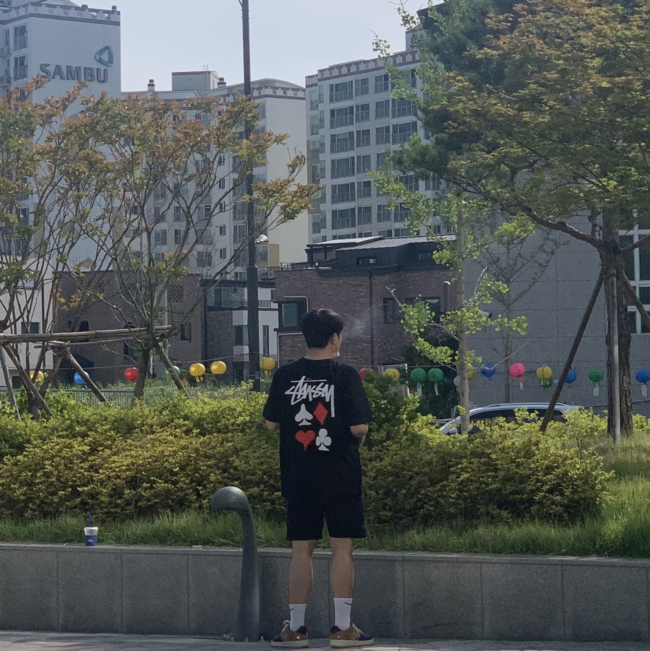 Stussy Full Deck 2 T-Shirt Black, Nike x Travis Scott Air Force 1 Low Cactus Jack 착용 스타일