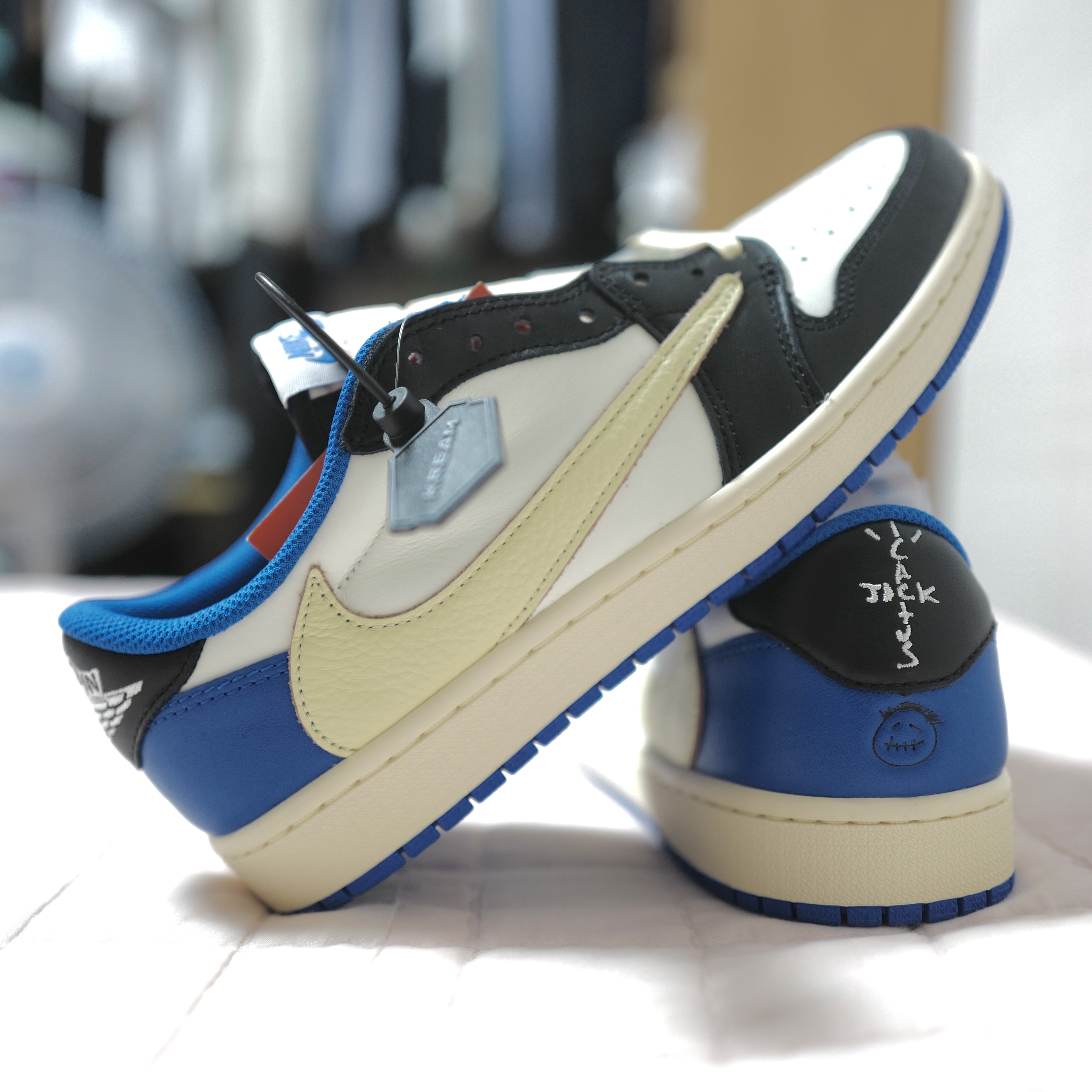 Jordan 1 x Travis Scott x Fragment Retro Low OG SP Military Blue 착용 스타일 - 1