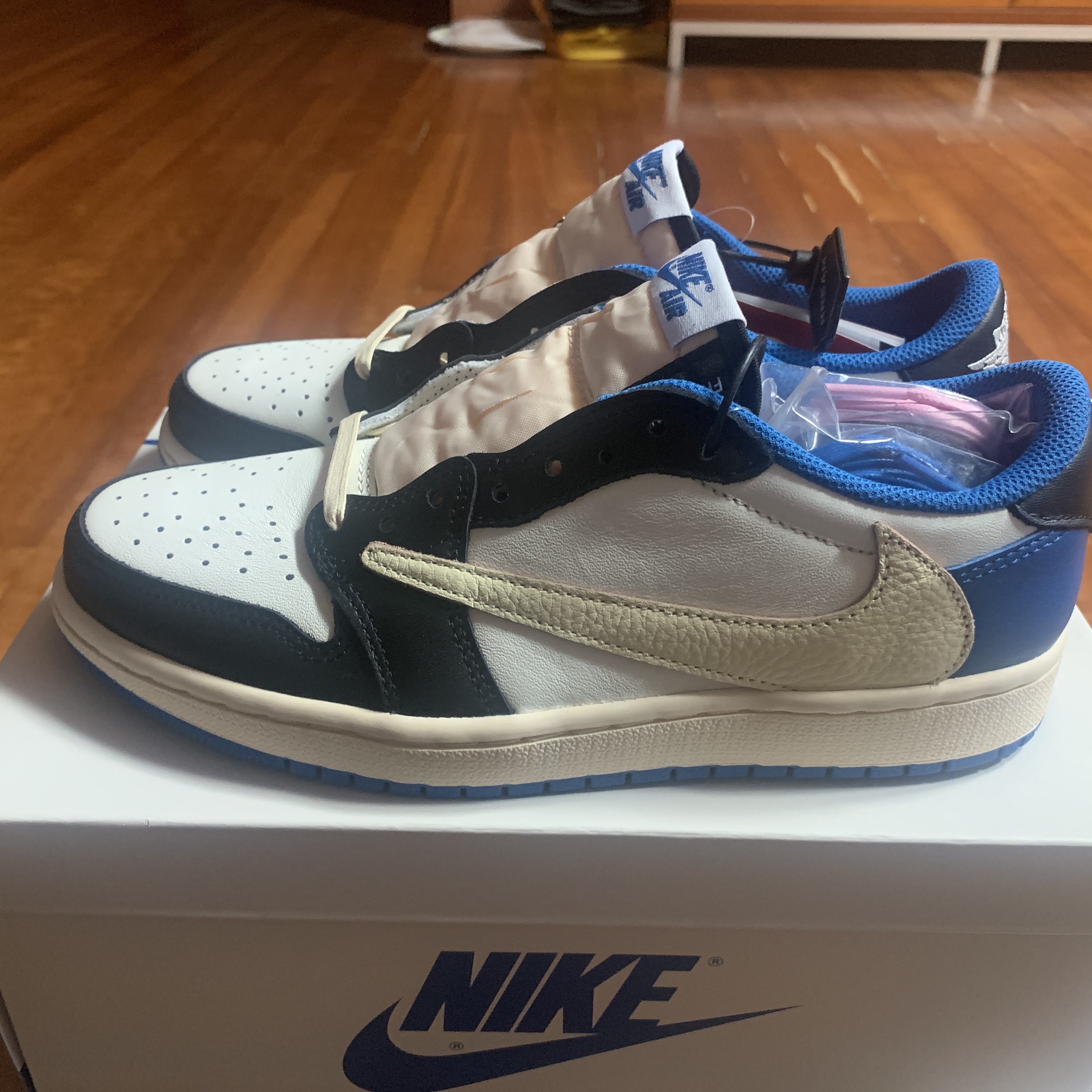 Jordan 1 x Travis Scott x Fragment Retro Low OG SP Military Blue 착용 스타일 - 2