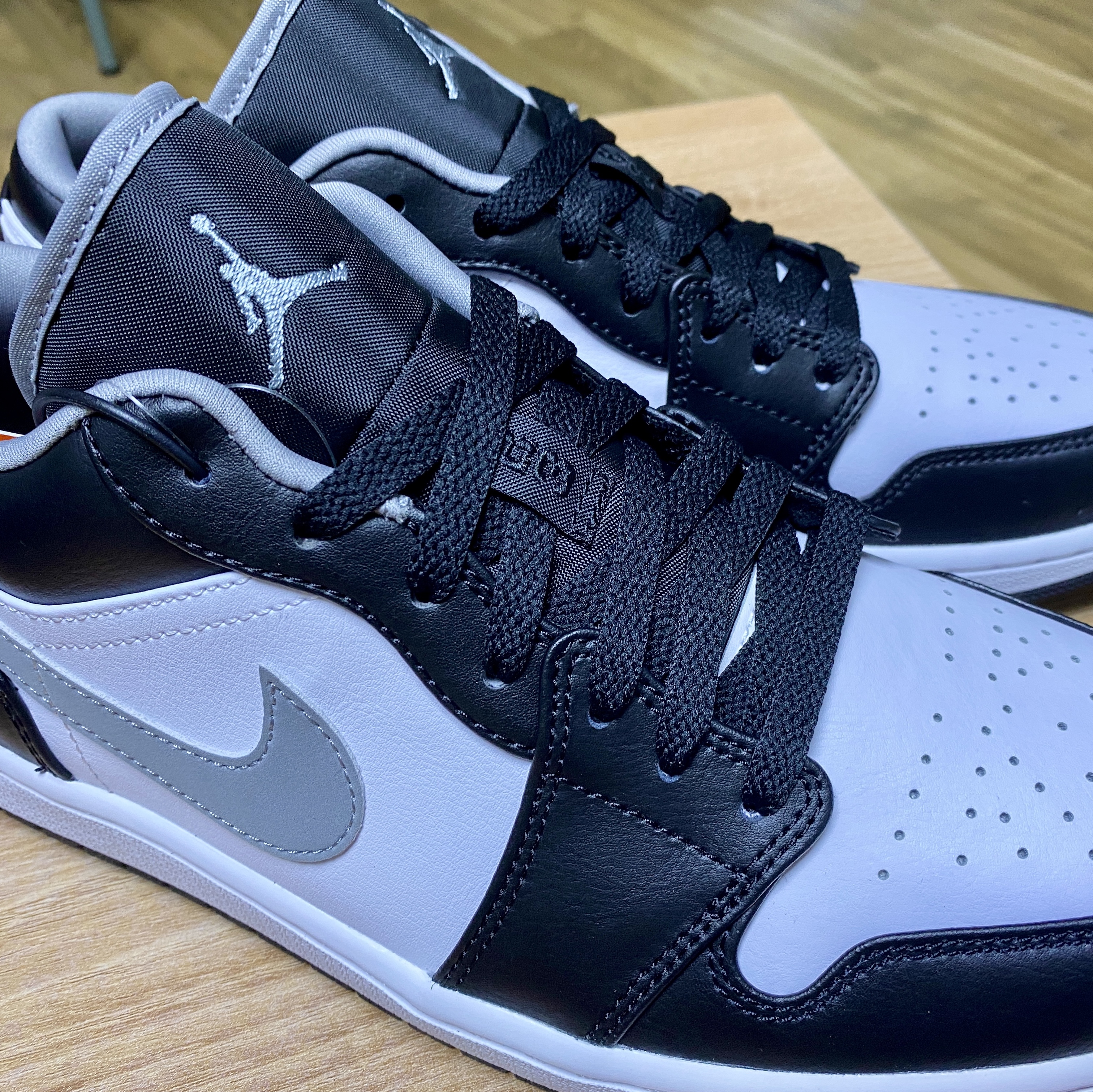 Jordan 1 Low Black Particle Grey 착용 스타일 - 5