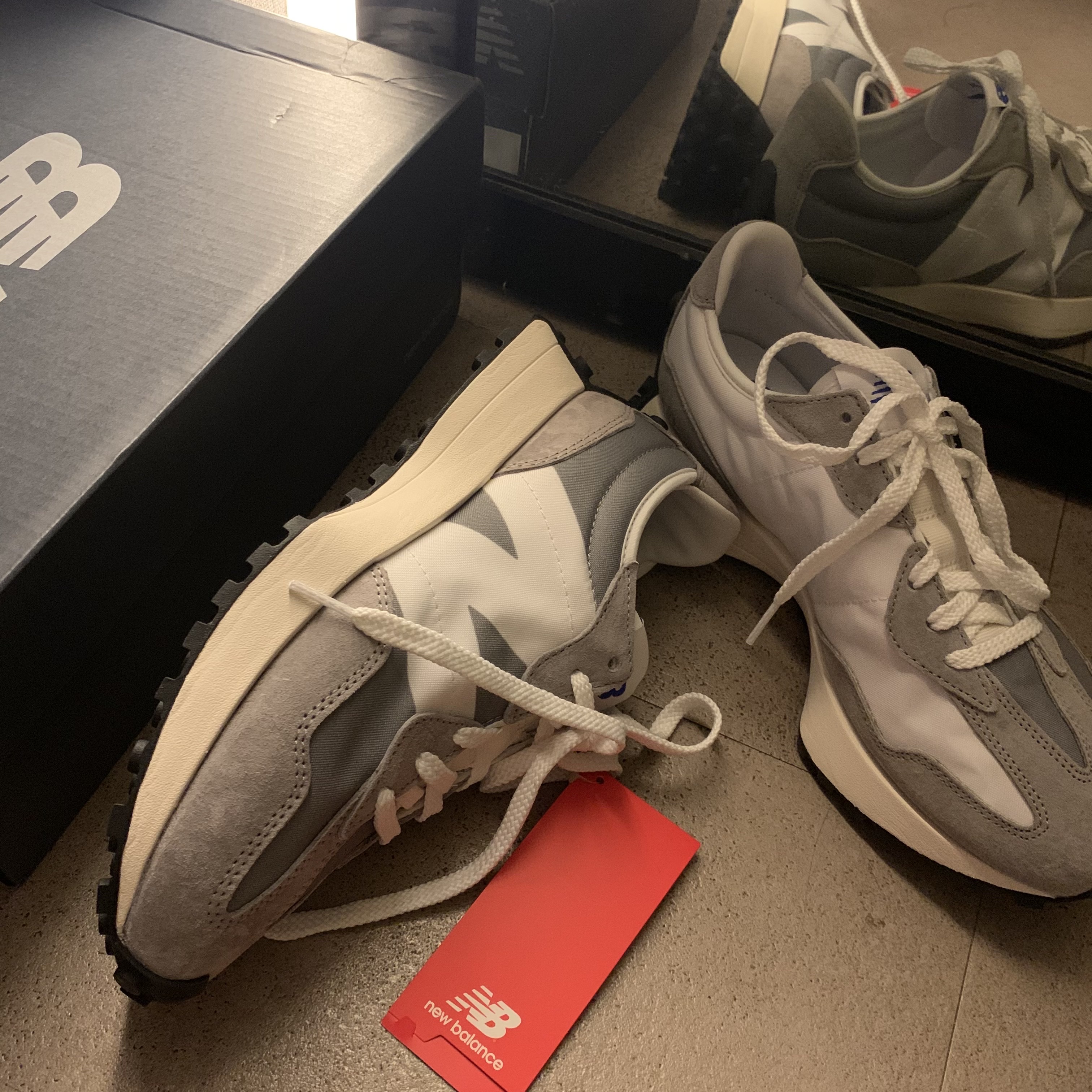 New Balance 327 Grey 착용 스타일 - 1