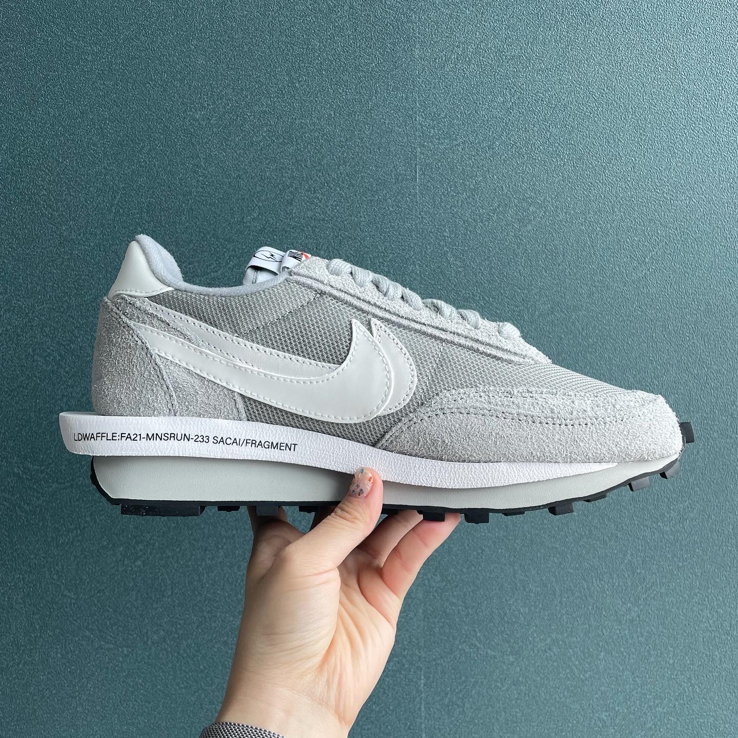Nike x Sacai x Fragment LDWaffle Light Smoke Grey 착용 스타일 - 3